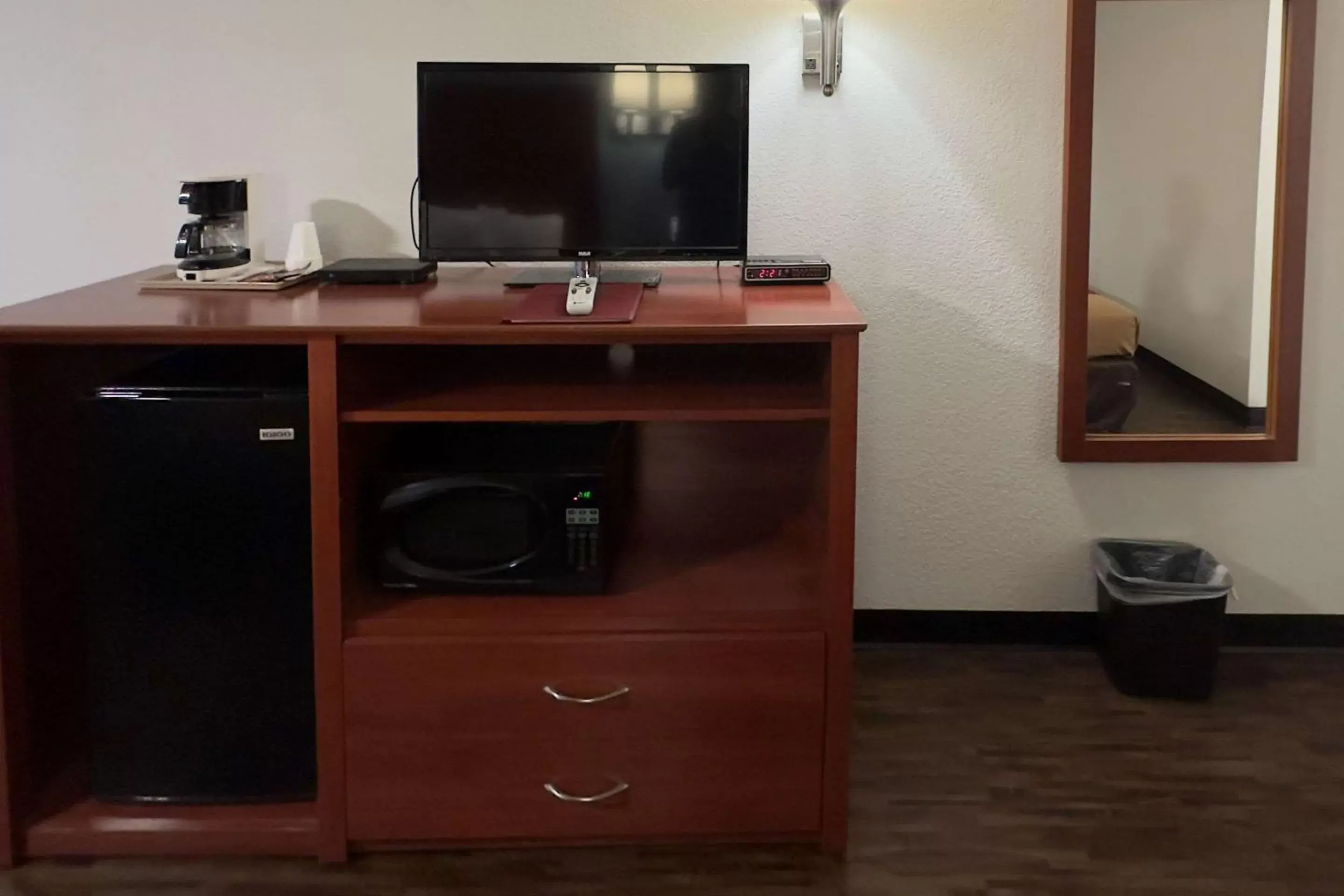 Bedroom, TV/Entertainment Center in Econo Lodge Tucumcari Route 66 - I-40