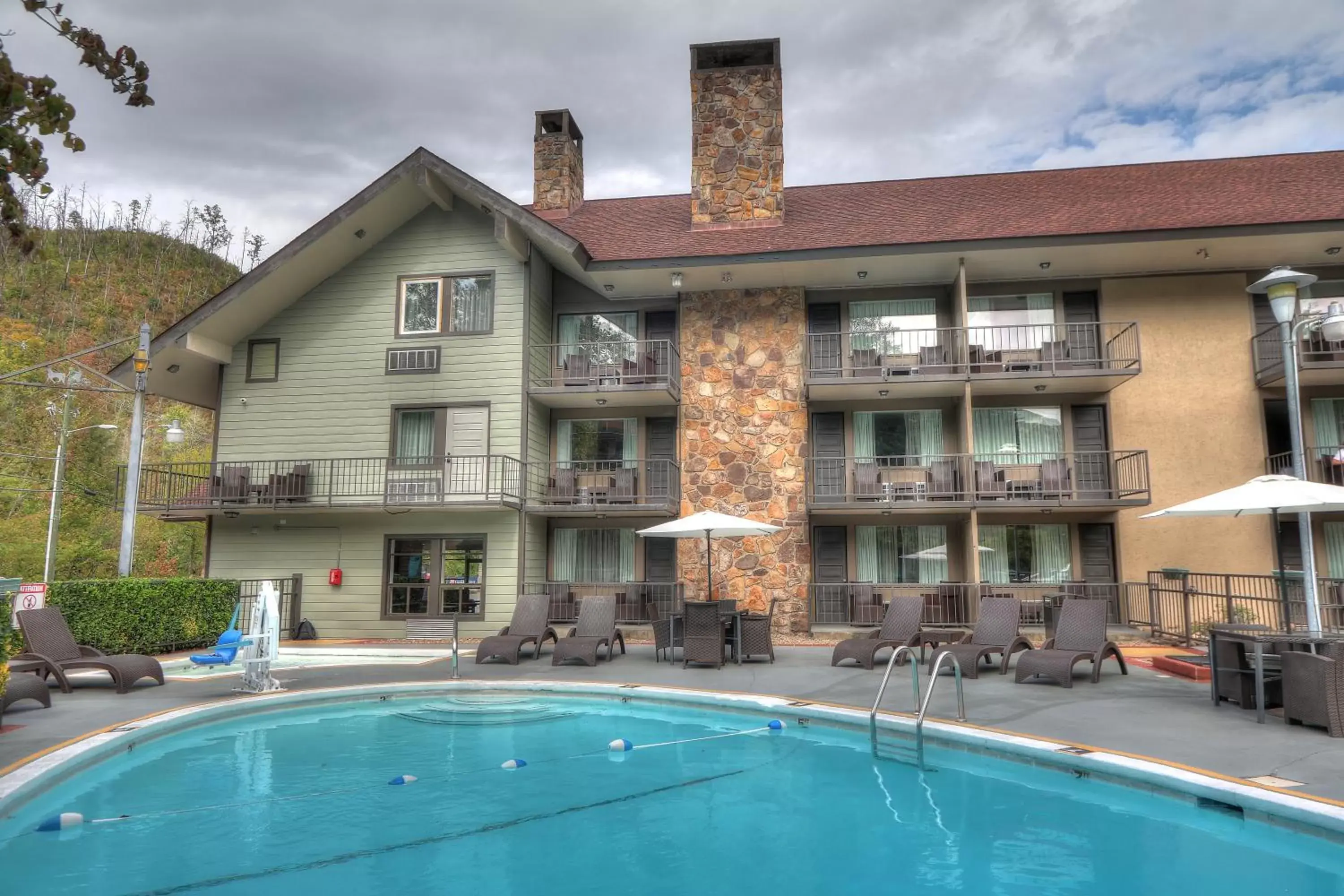 Swimming pool, Property Building in River Edge Inn