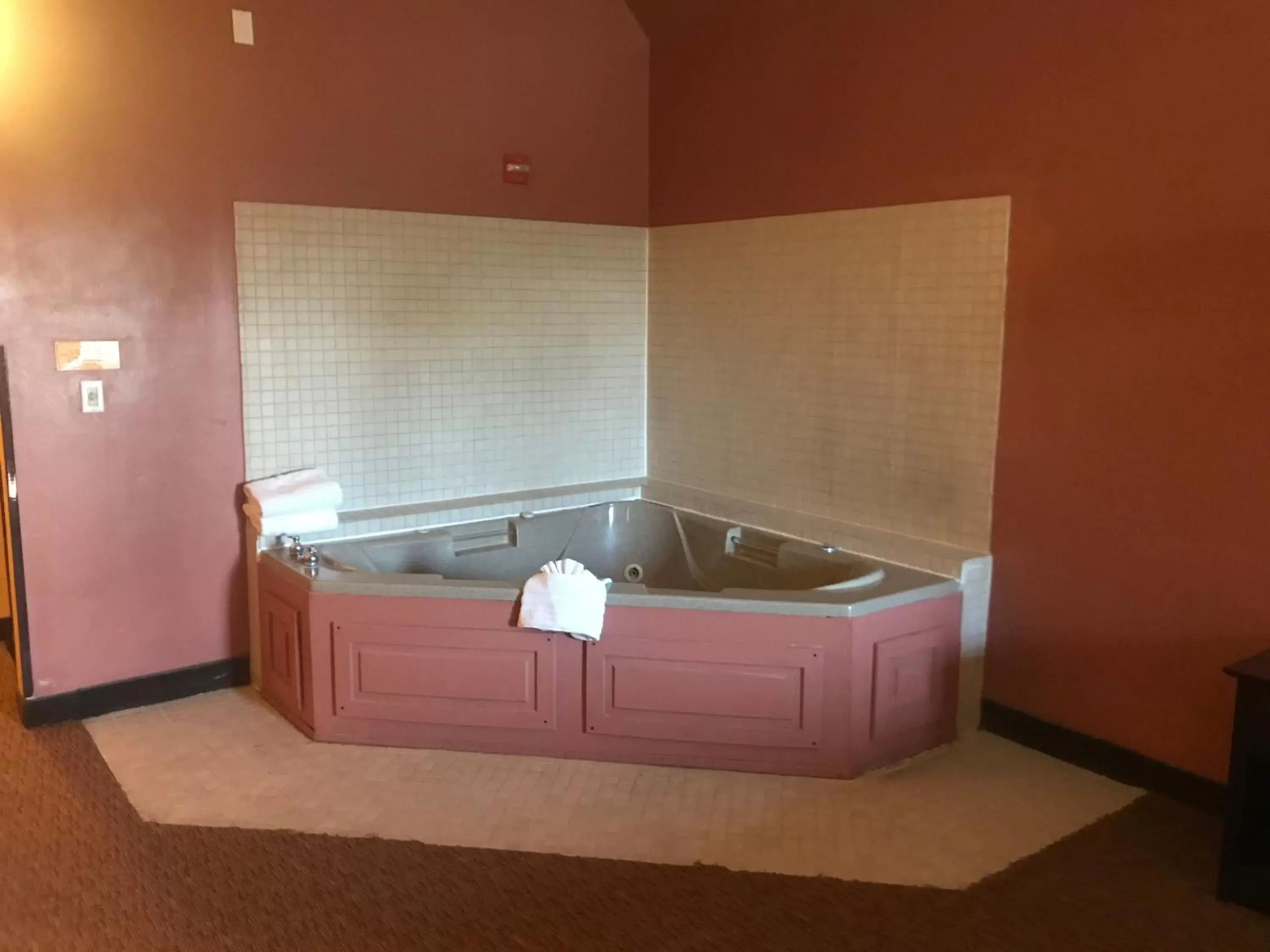 Hot Tub in Shary Inn and Suites