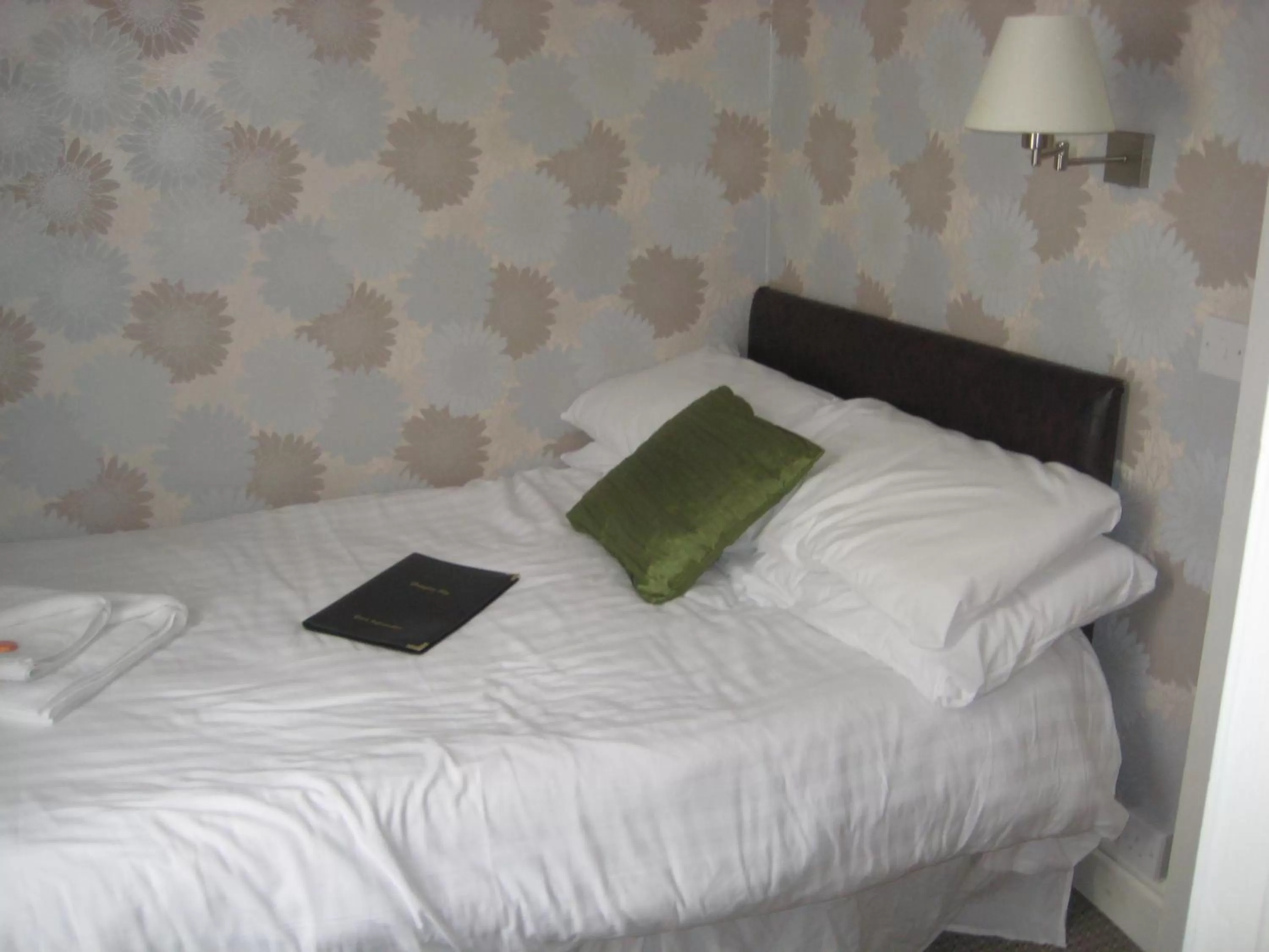 Bedroom, Bed in The Dragonfly