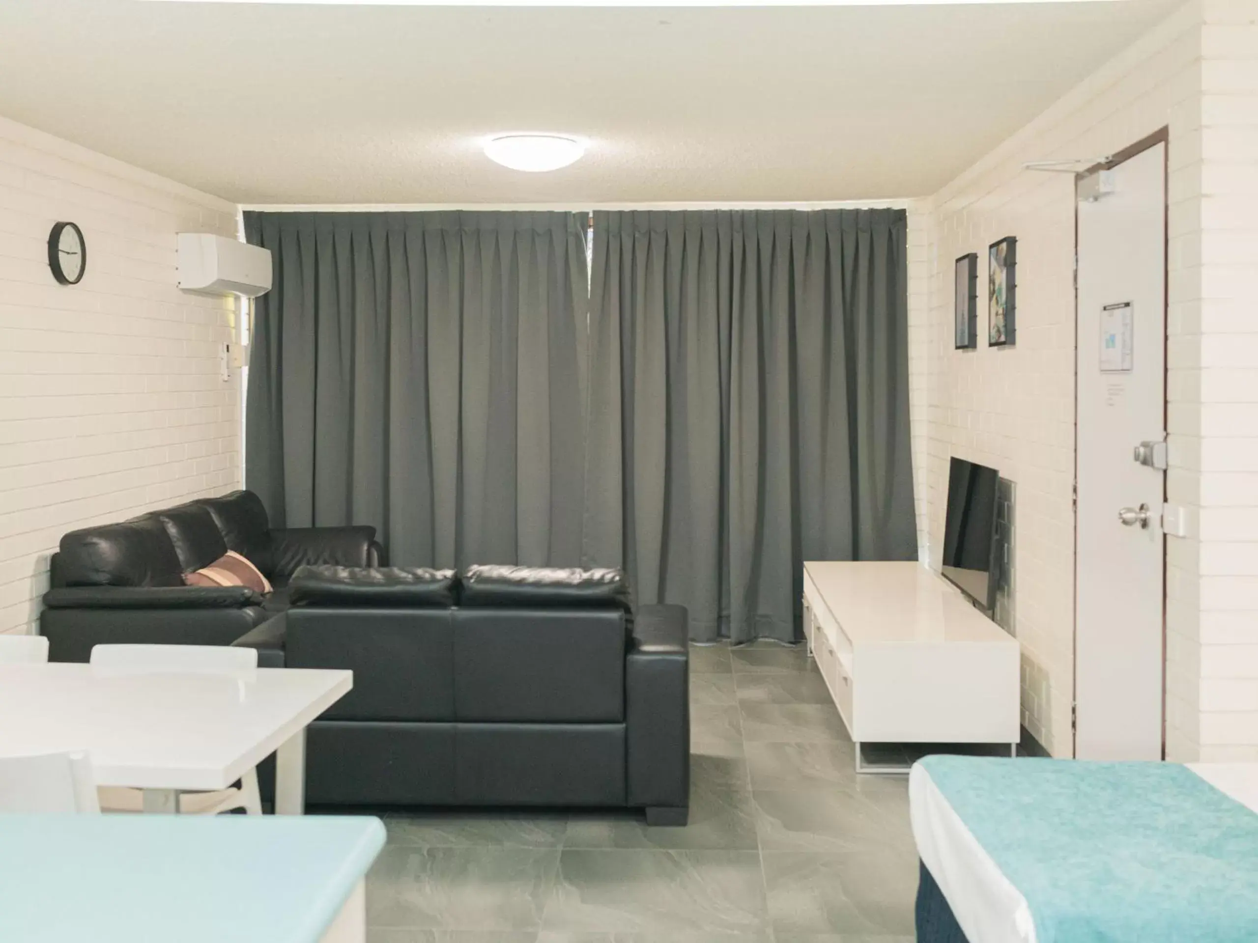 TV and multimedia, Seating Area in Trickett Gardens Holiday Inn