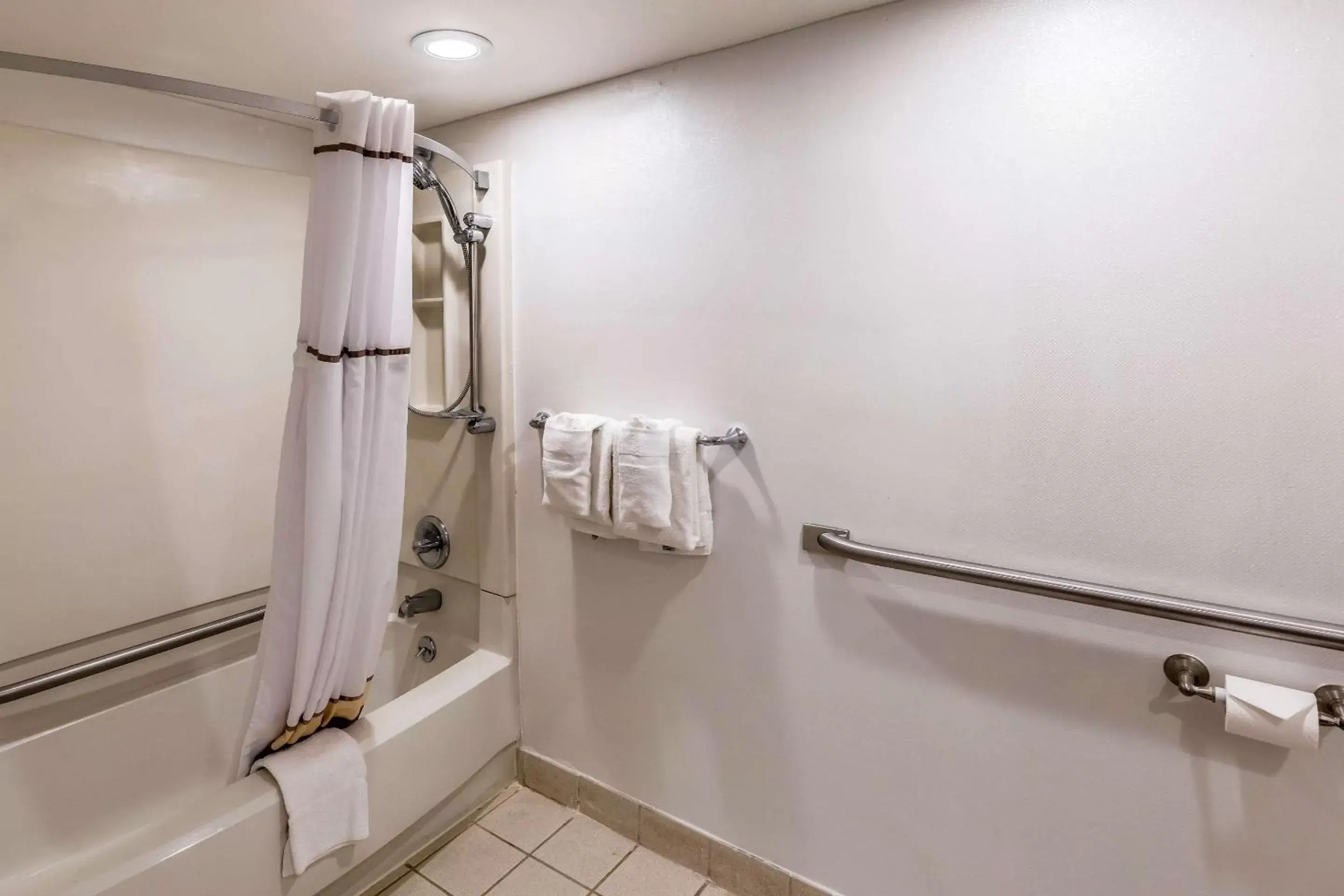 Bathroom in Quality Inn University Lansing