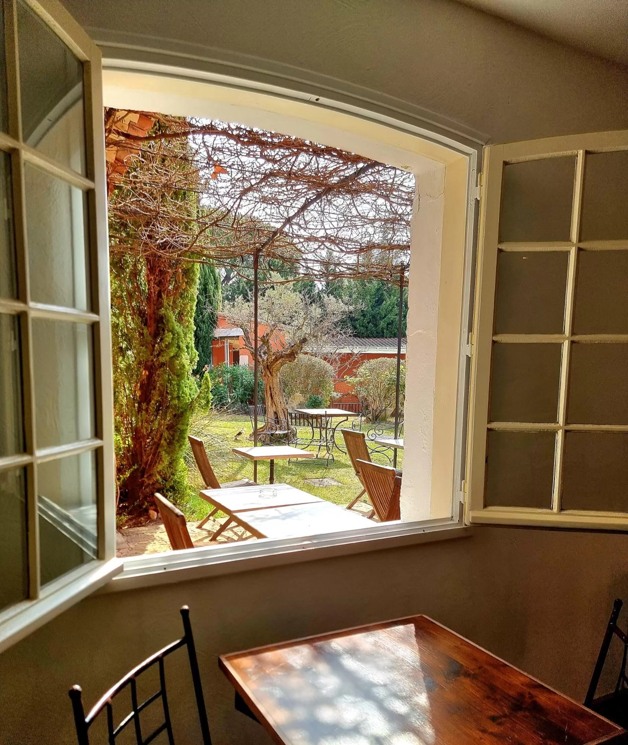 Breakfast in Castillon Des Baux