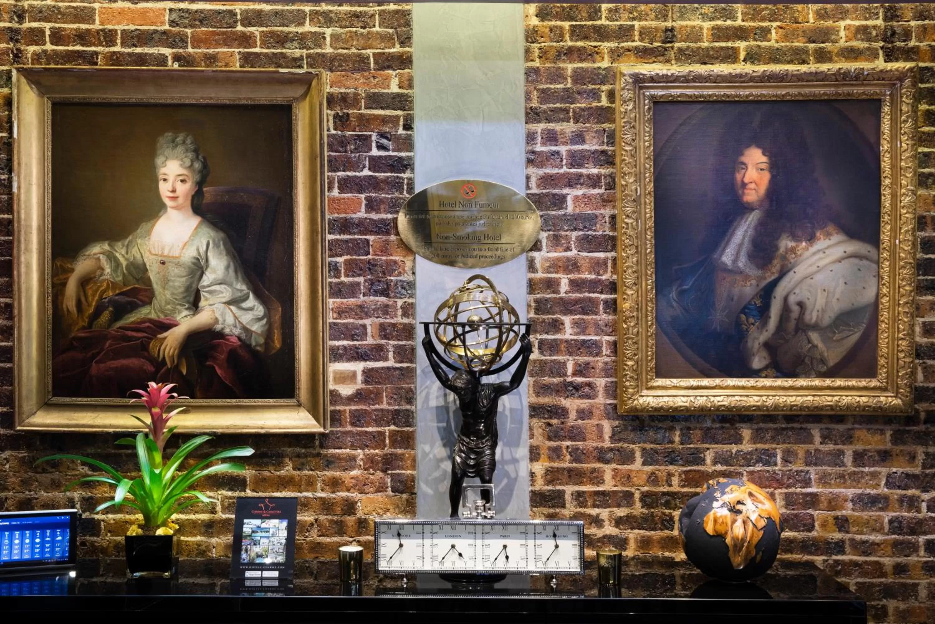 Lobby or reception in Hotel Plaza Elysées