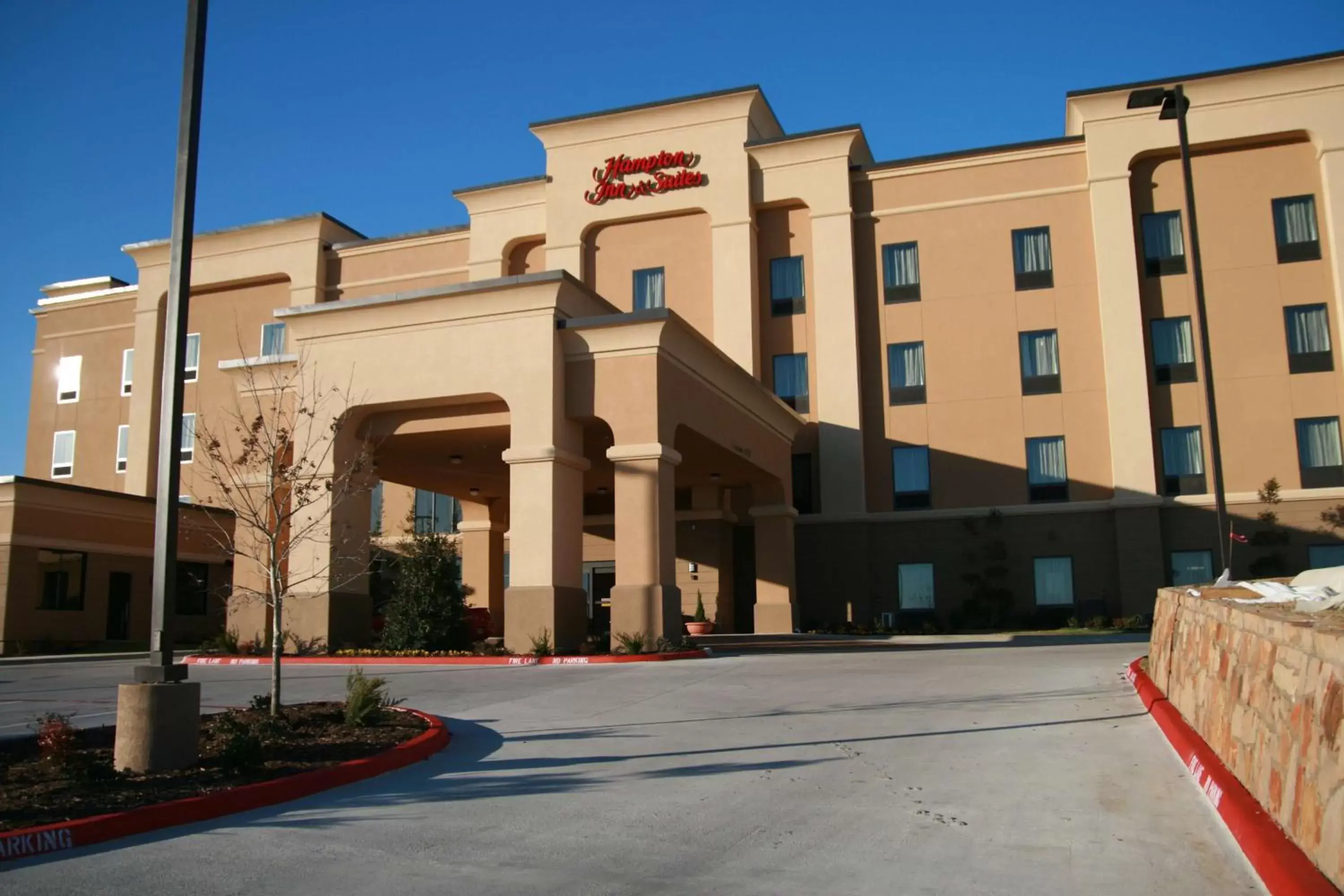 Property Building in Hampton Inn & Suites Decatur