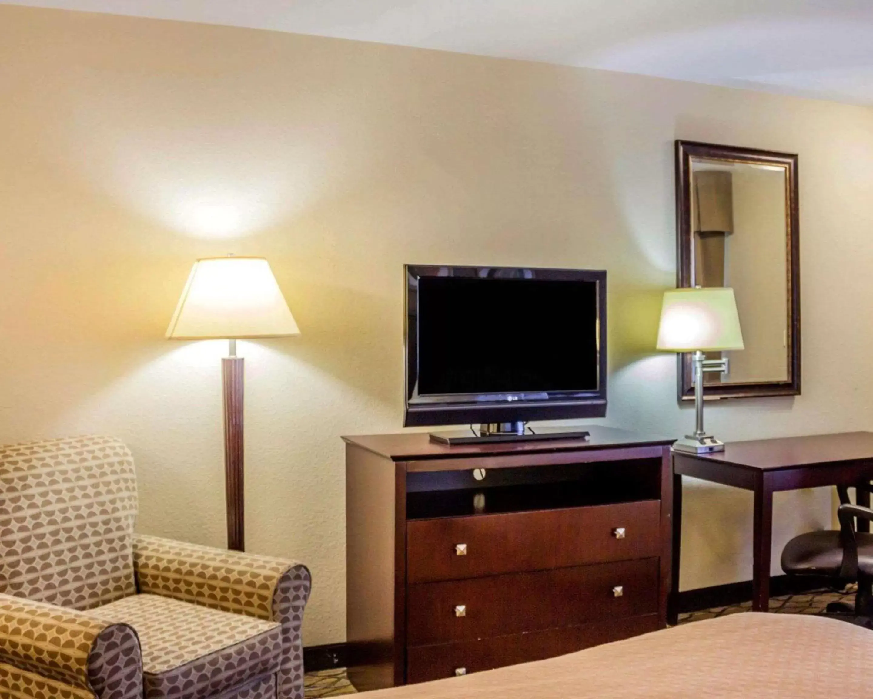 Photo of the whole room, TV/Entertainment Center in Quality Inn Waterbury