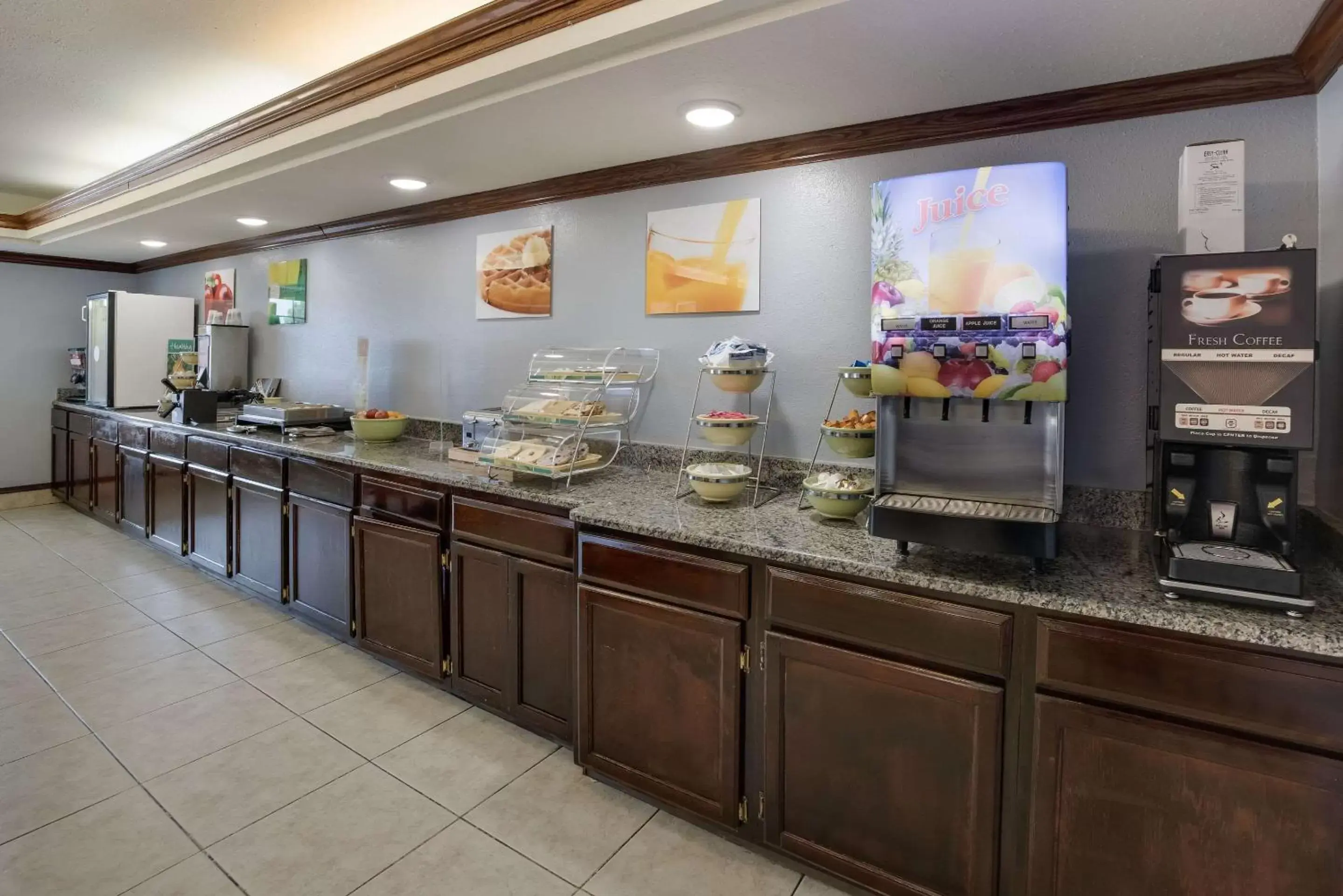 Breakfast, Restaurant/Places to Eat in Quality Inn & Suites