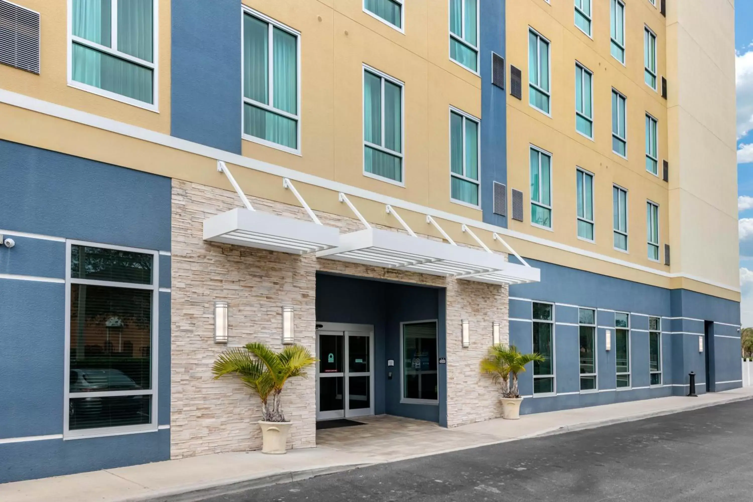 Property Building in Staybridge Suites St. Petersburg FL, an IHG Hotel