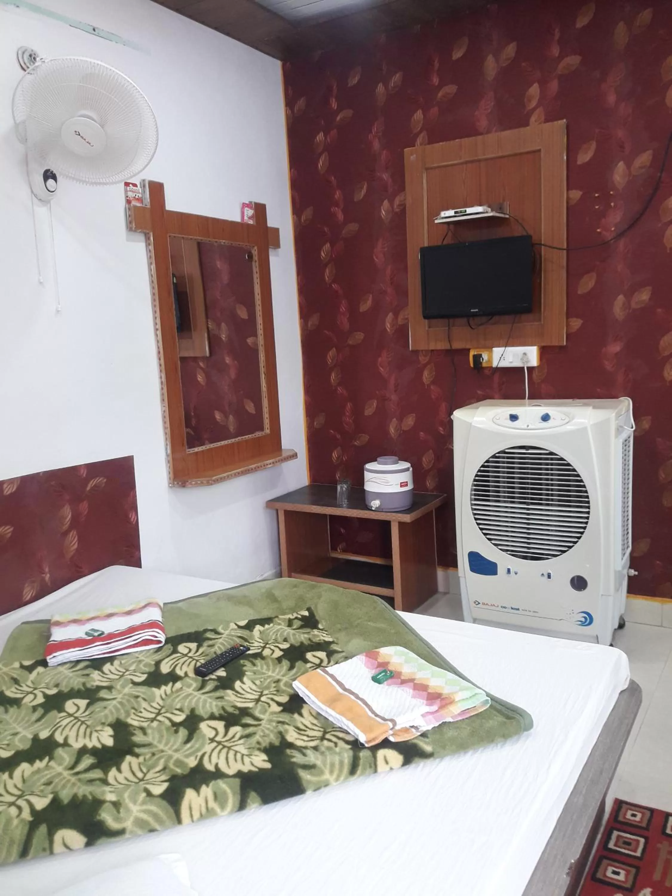 Bed, TV/Entertainment Center in Hotel RAJVIHAR