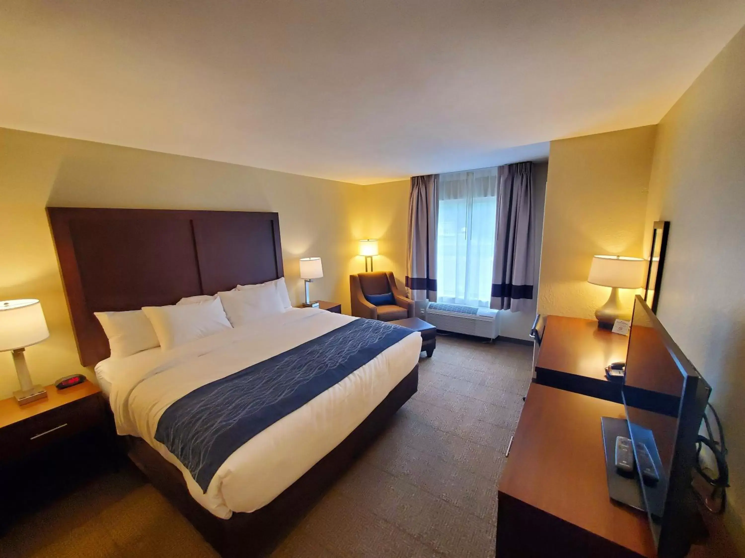 Bed in Comfort Inn & Suites Munising - Lakefront