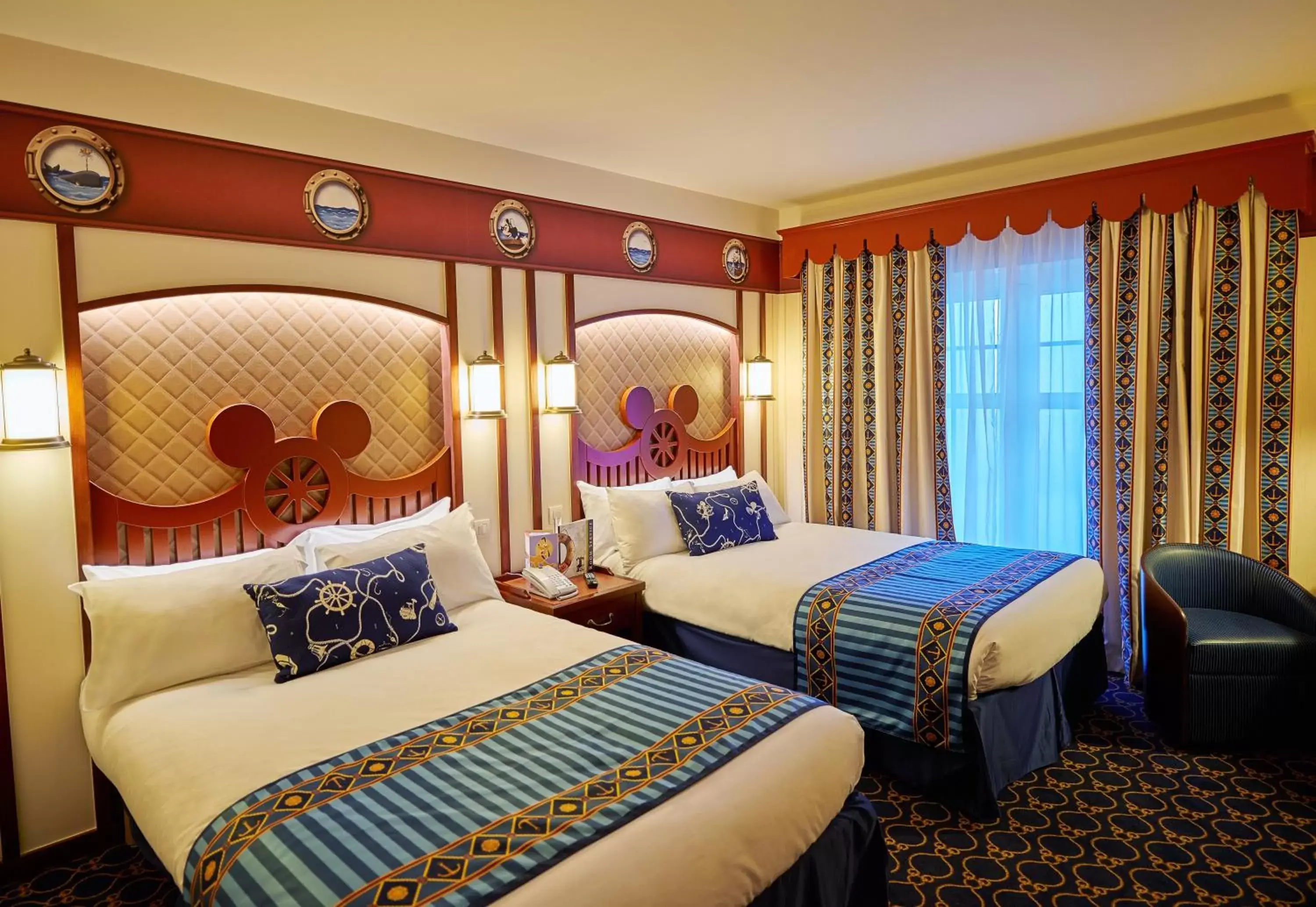 Photo of the whole room, Bed in Disney Newport Bay Club