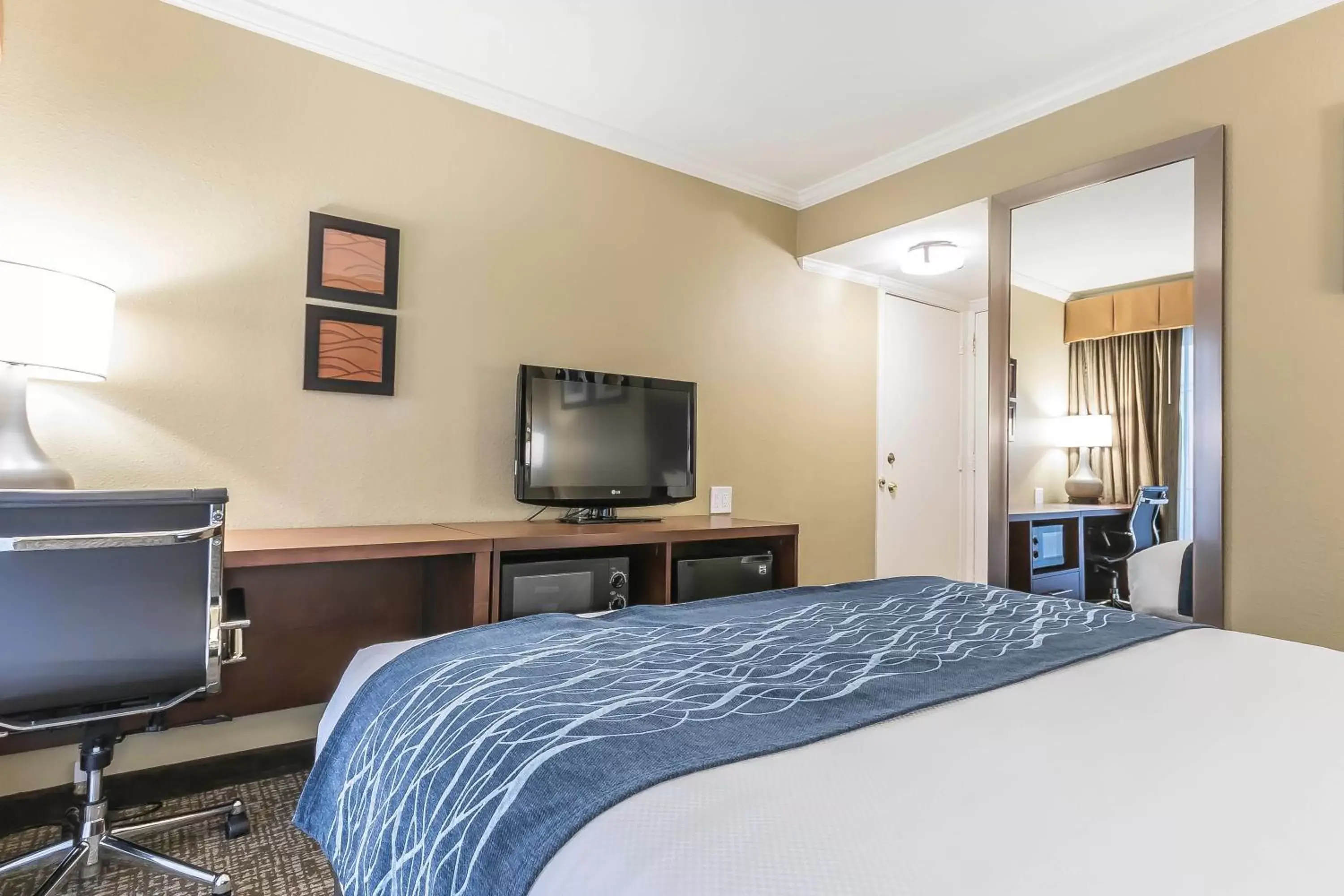 Photo of the whole room, TV/Entertainment Center in Comfort Inn Sunnyvale – Silicon Valley