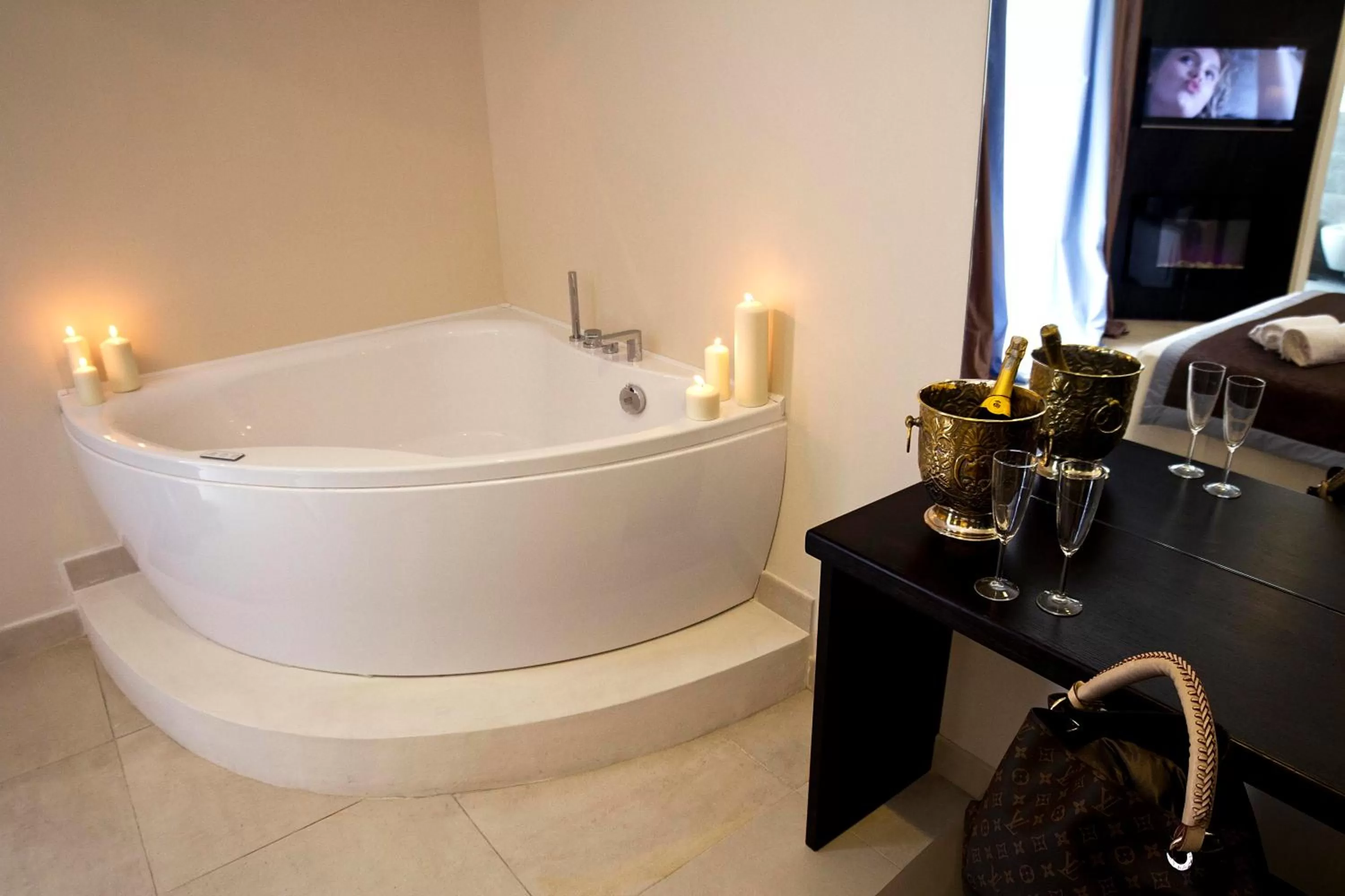 Hot Tub in Roman Holidays Boutique Hotel