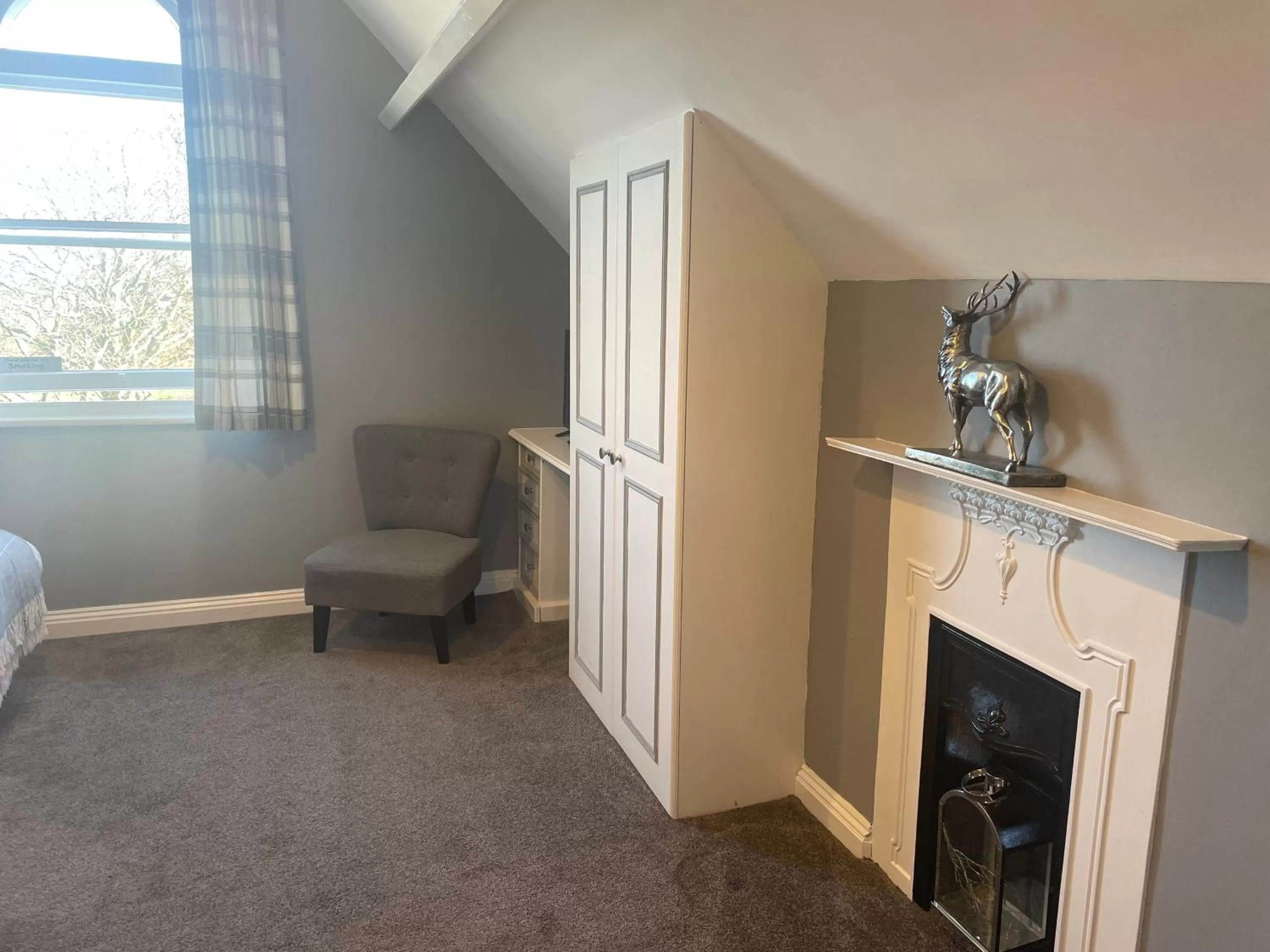 Bedroom, Kitchen/Kitchenette in The Fylingdales Inn