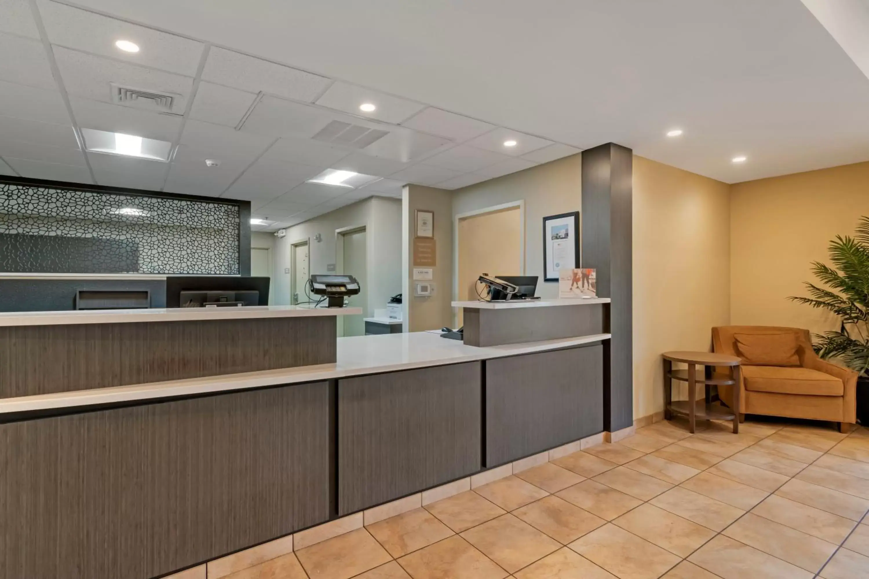 Property building, Lobby/Reception in Candlewood Suites Reading, an IHG Hotel