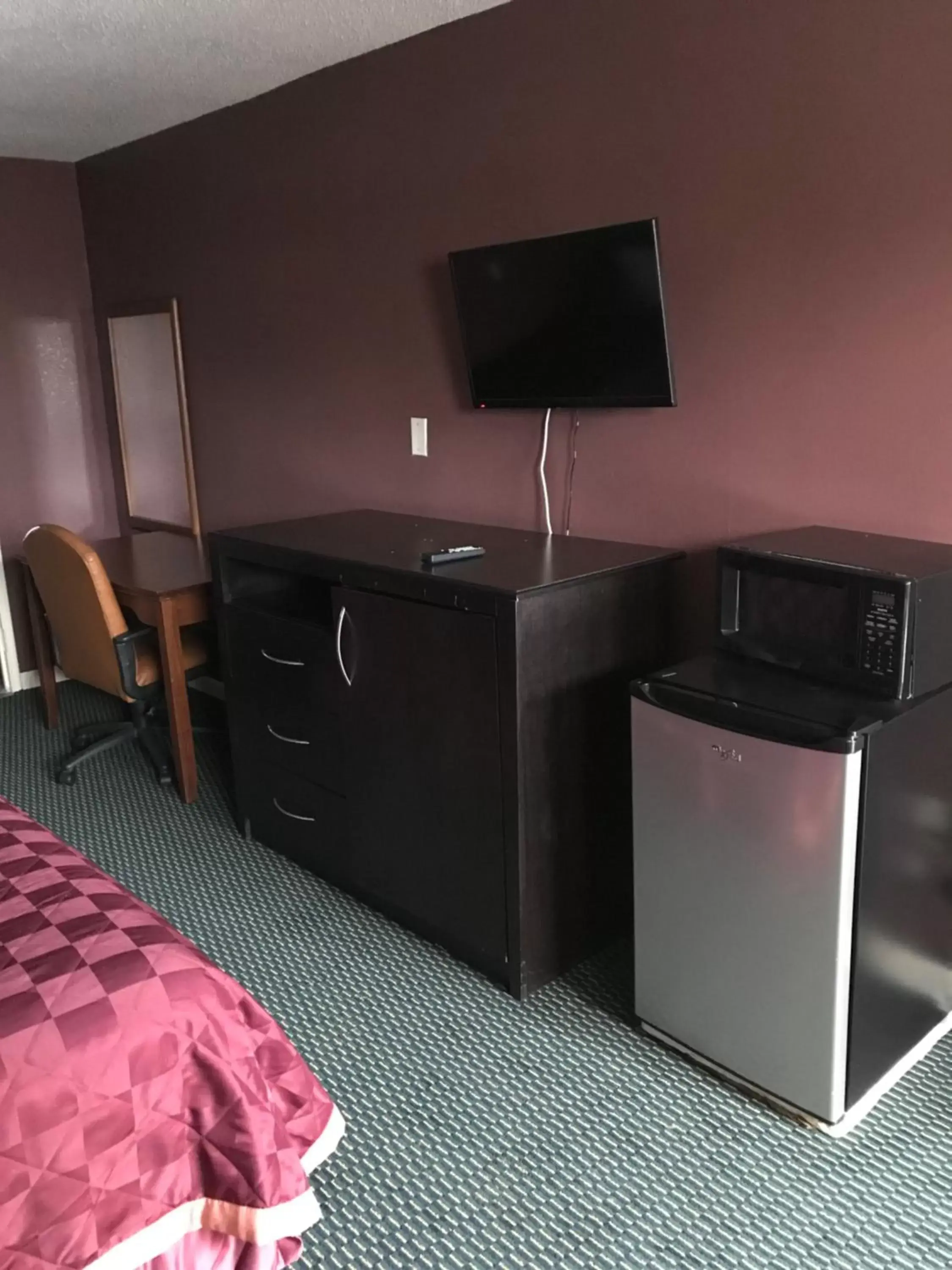 TV/Entertainment Center in Quality Inn