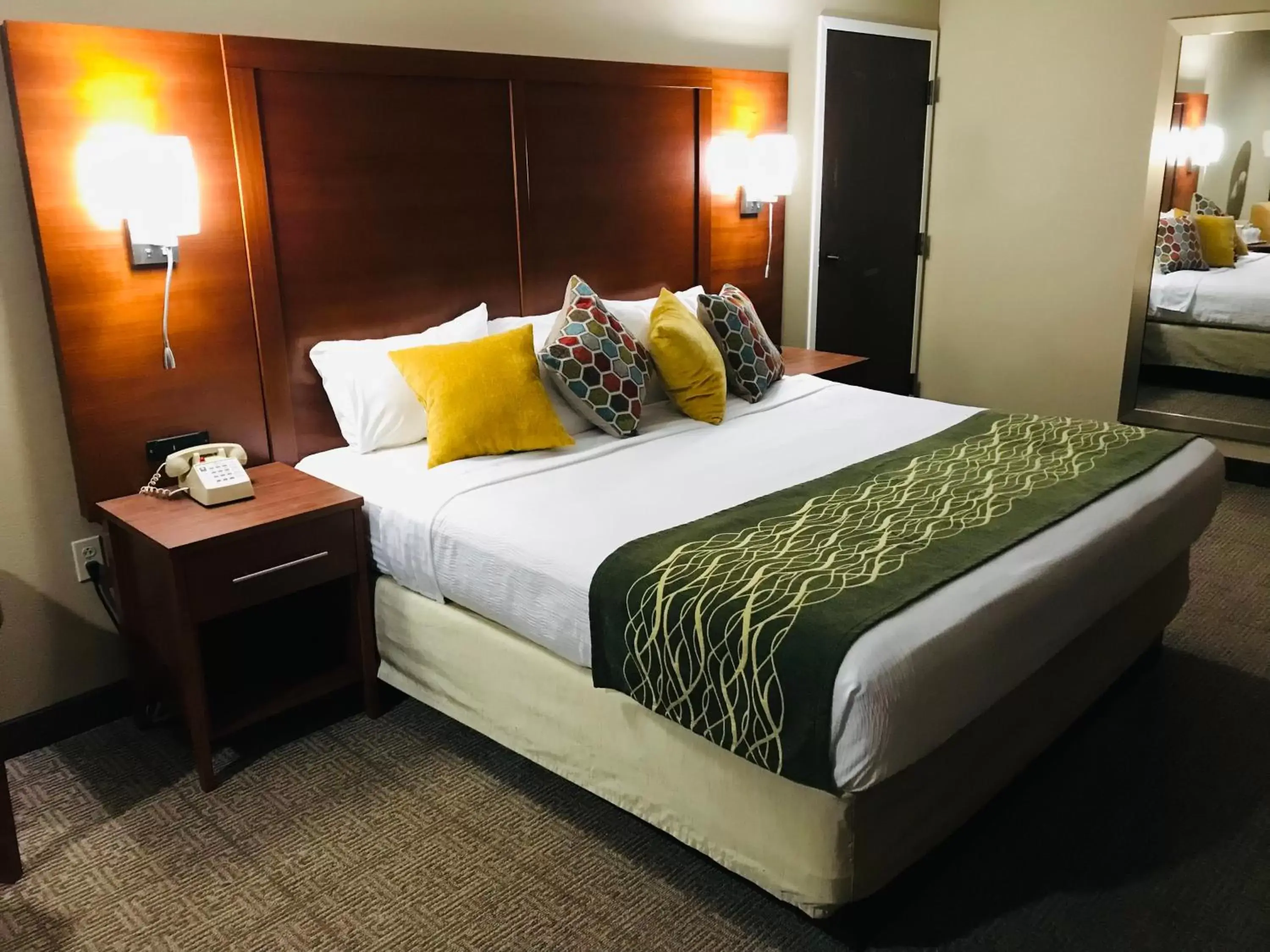 Bedroom, Bed in Comfort Inn, Erie - Near Presque Isle