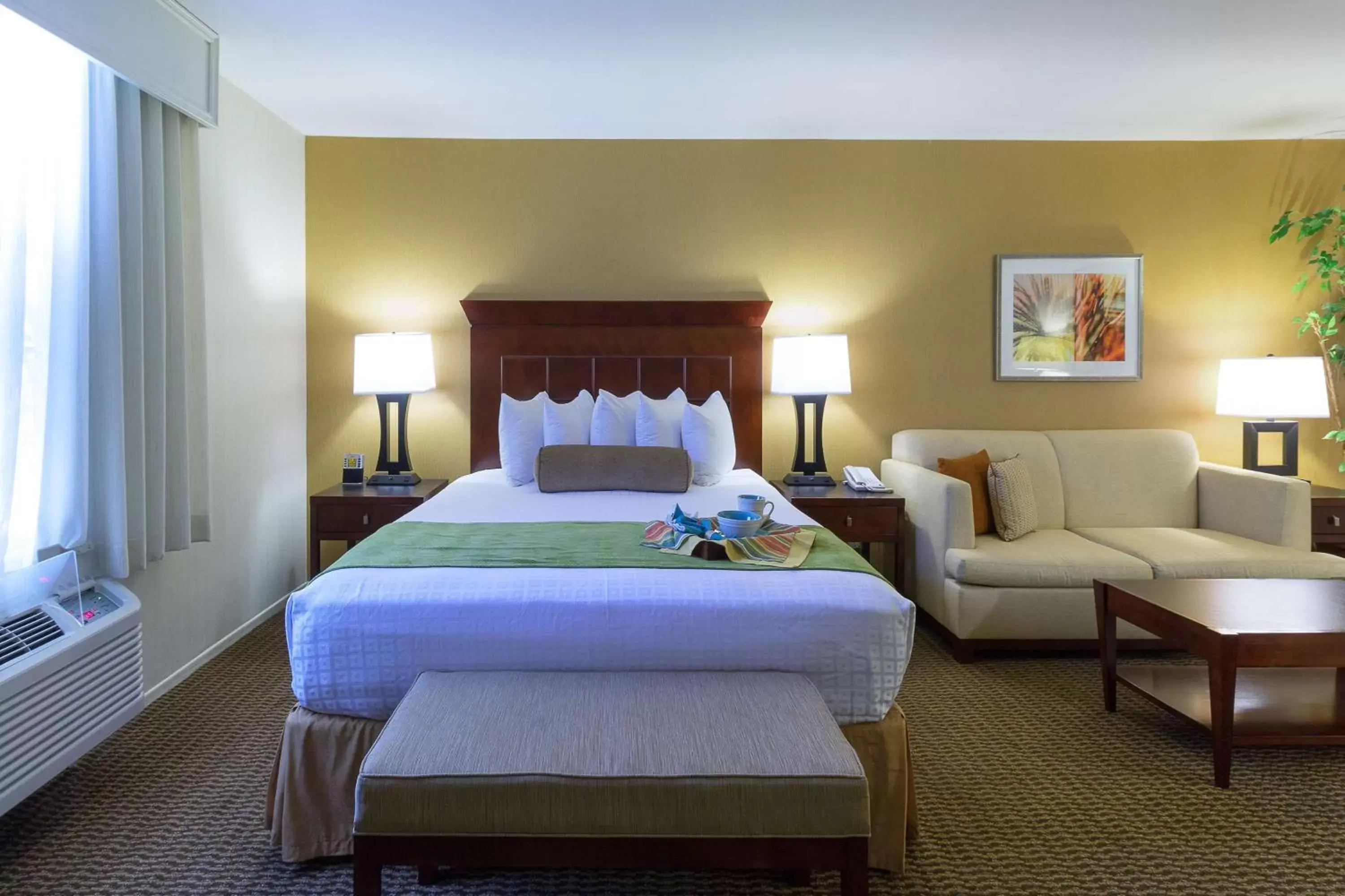 Photo of the whole room, Bed in Best Western Plus Carpinteria Inn