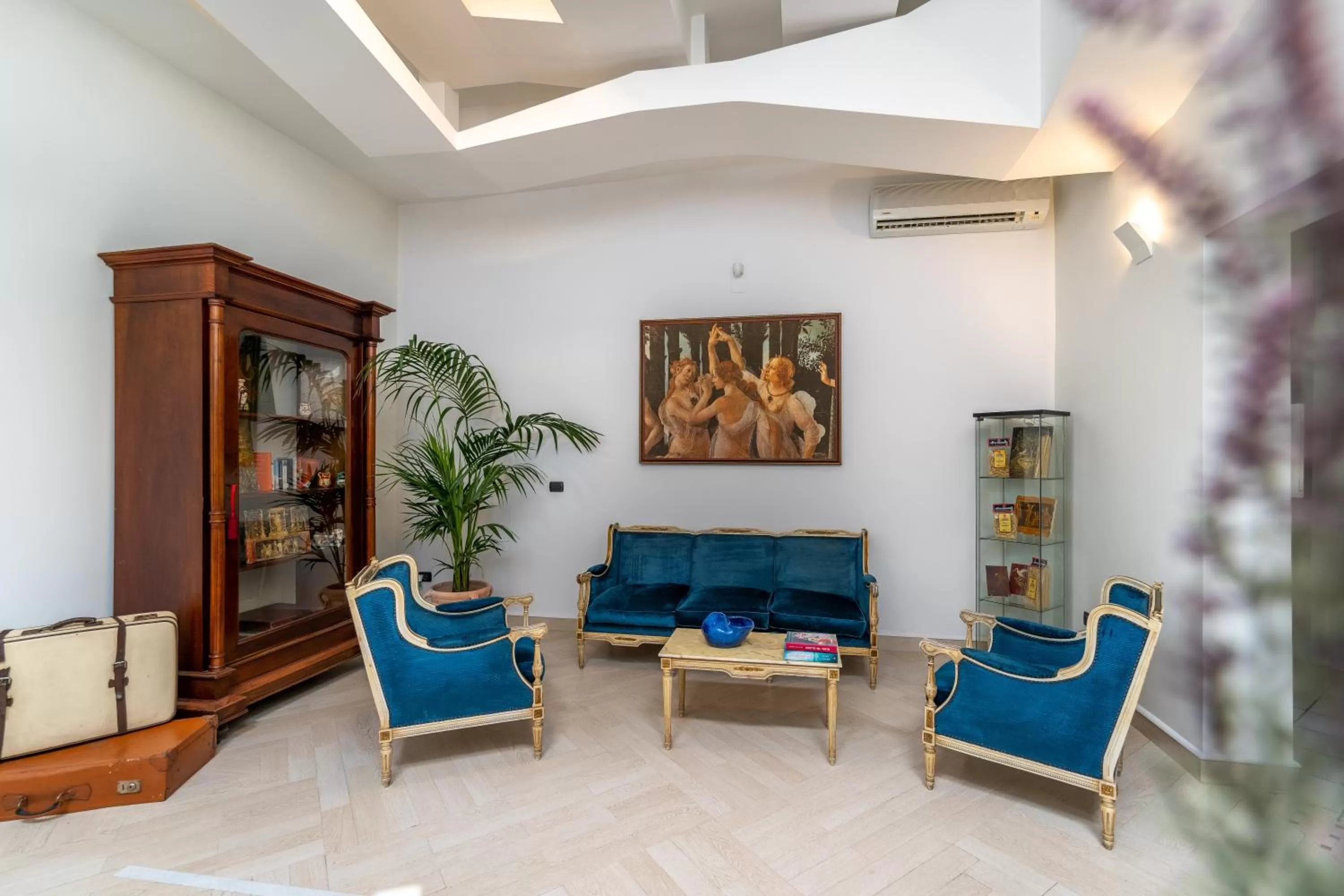 Communal lounge/ TV room in Villa Rocla guest house Pompei