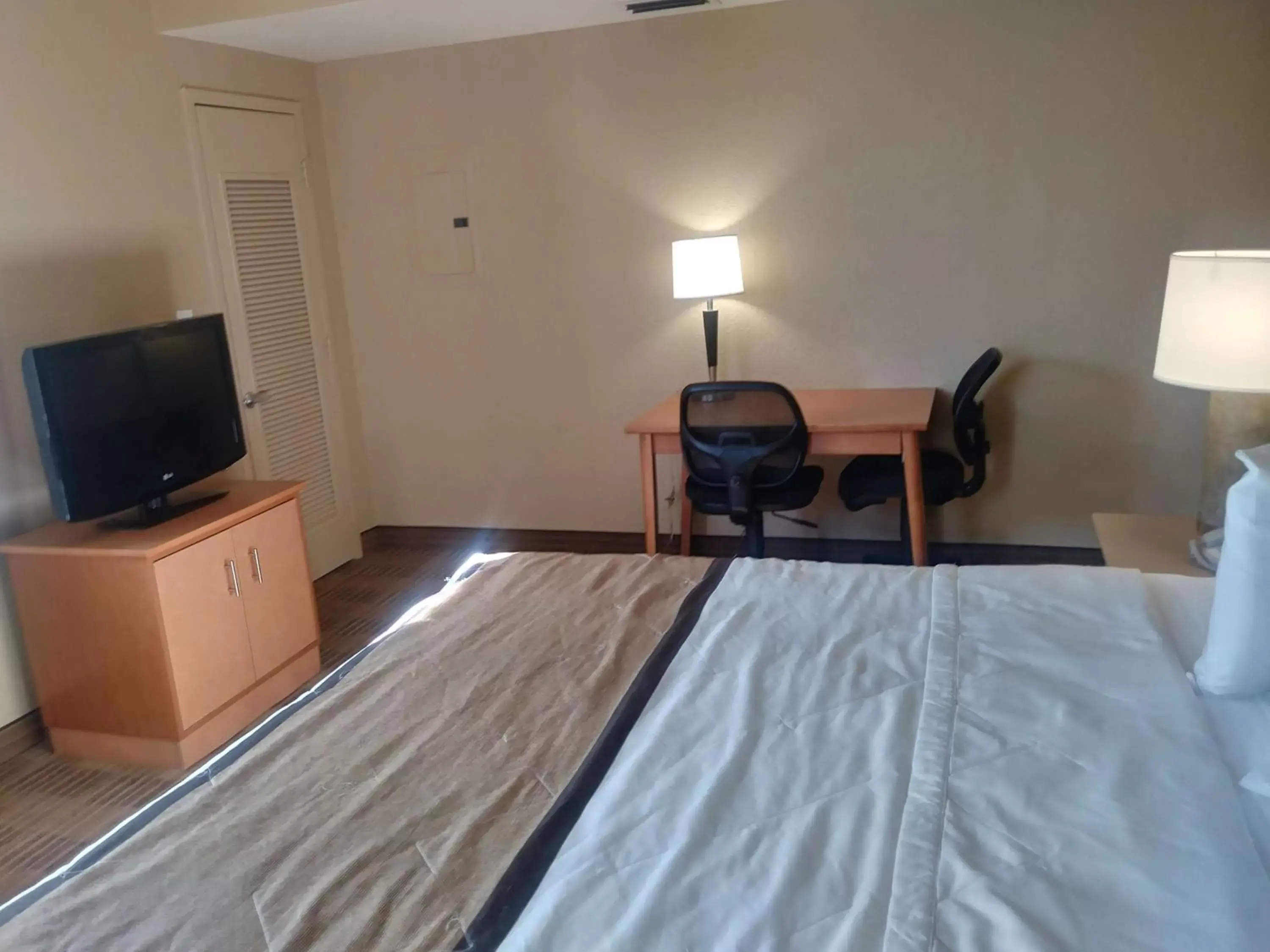 Bedroom, TV/Entertainment Center in Extended Stay America Suites - Jacksonville - Deerwood Park