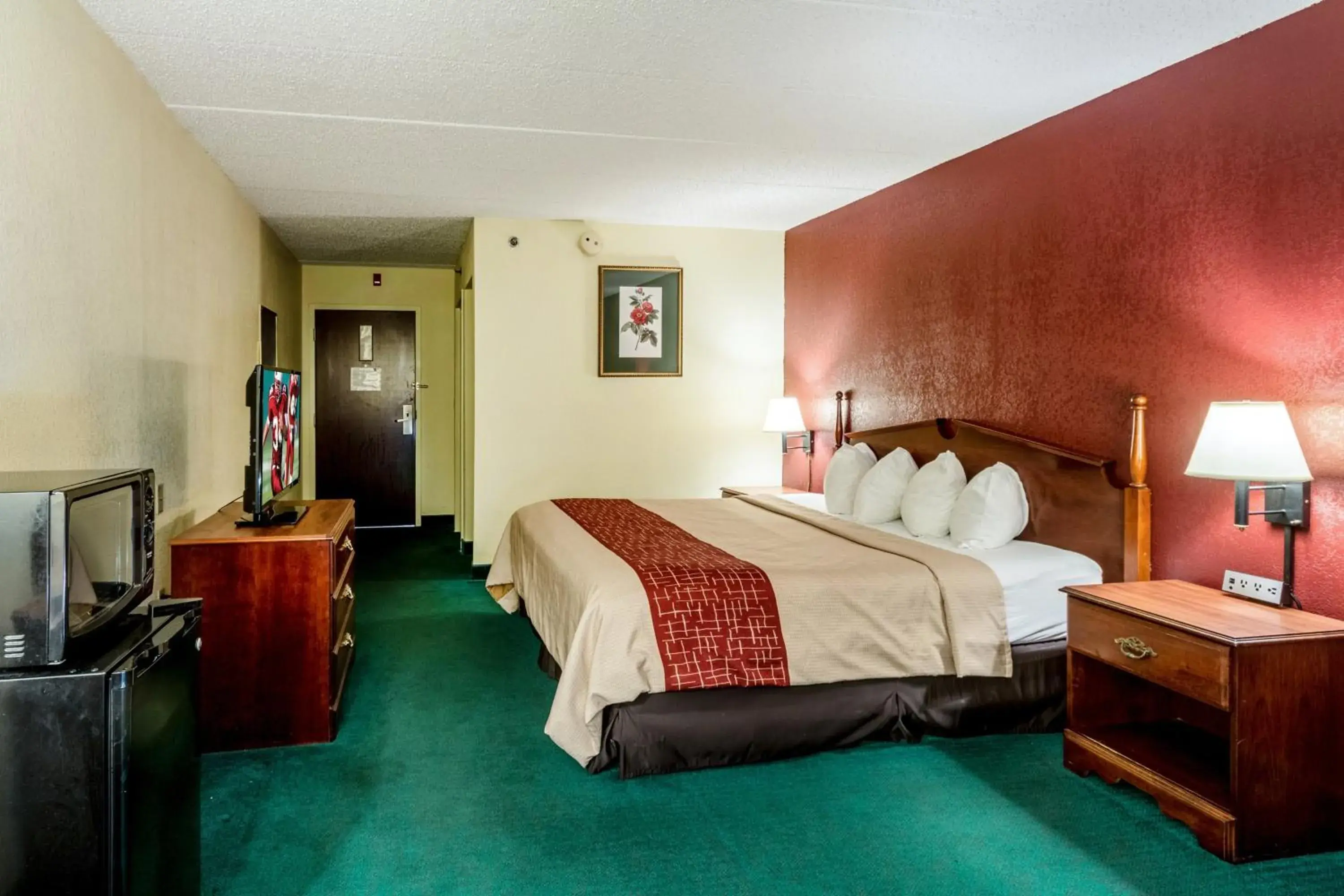 Photo of the whole room, Bed in Red Roof Inn Morehead