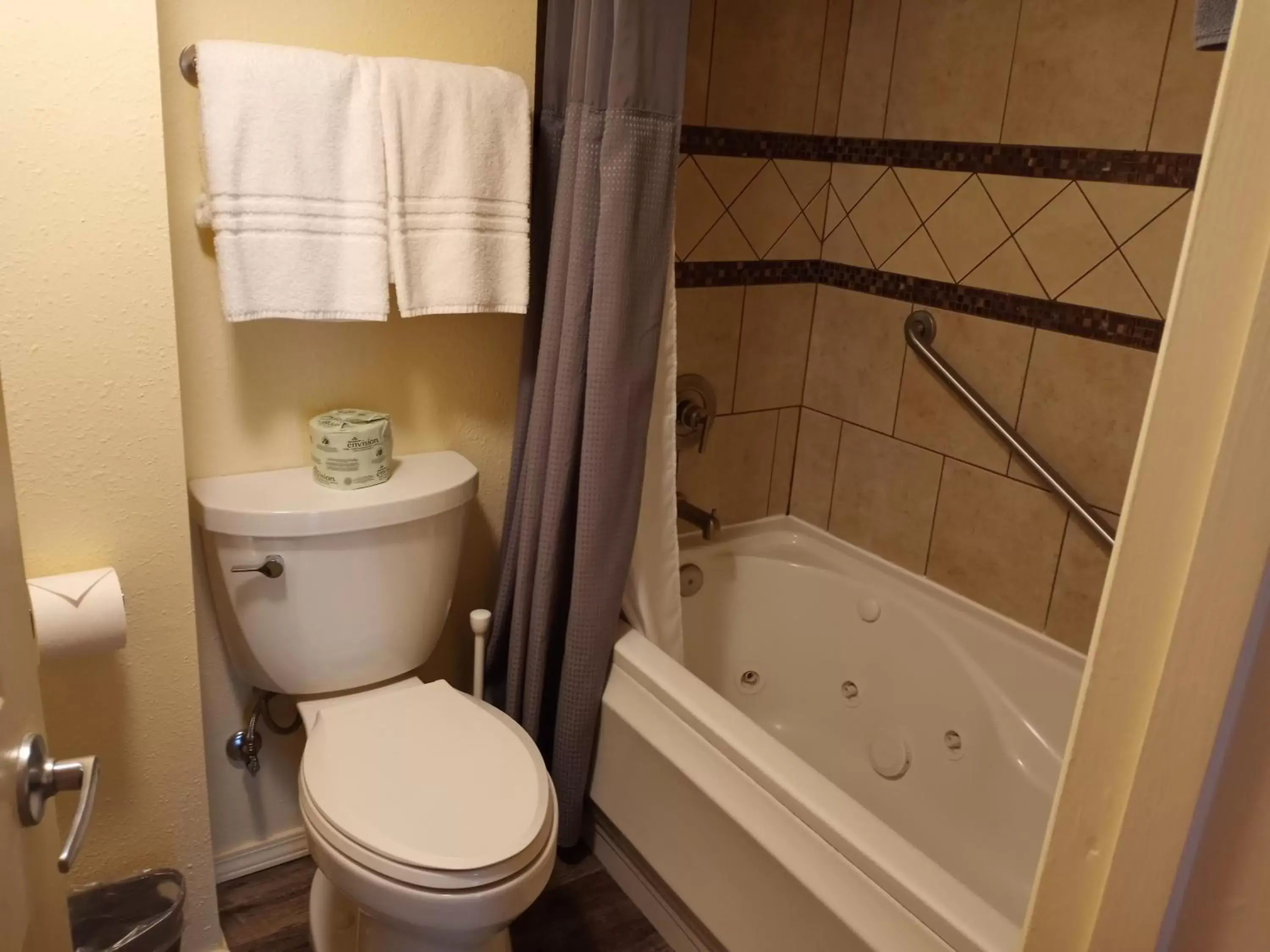 Bathroom in Yellowstone Riverside Cottages