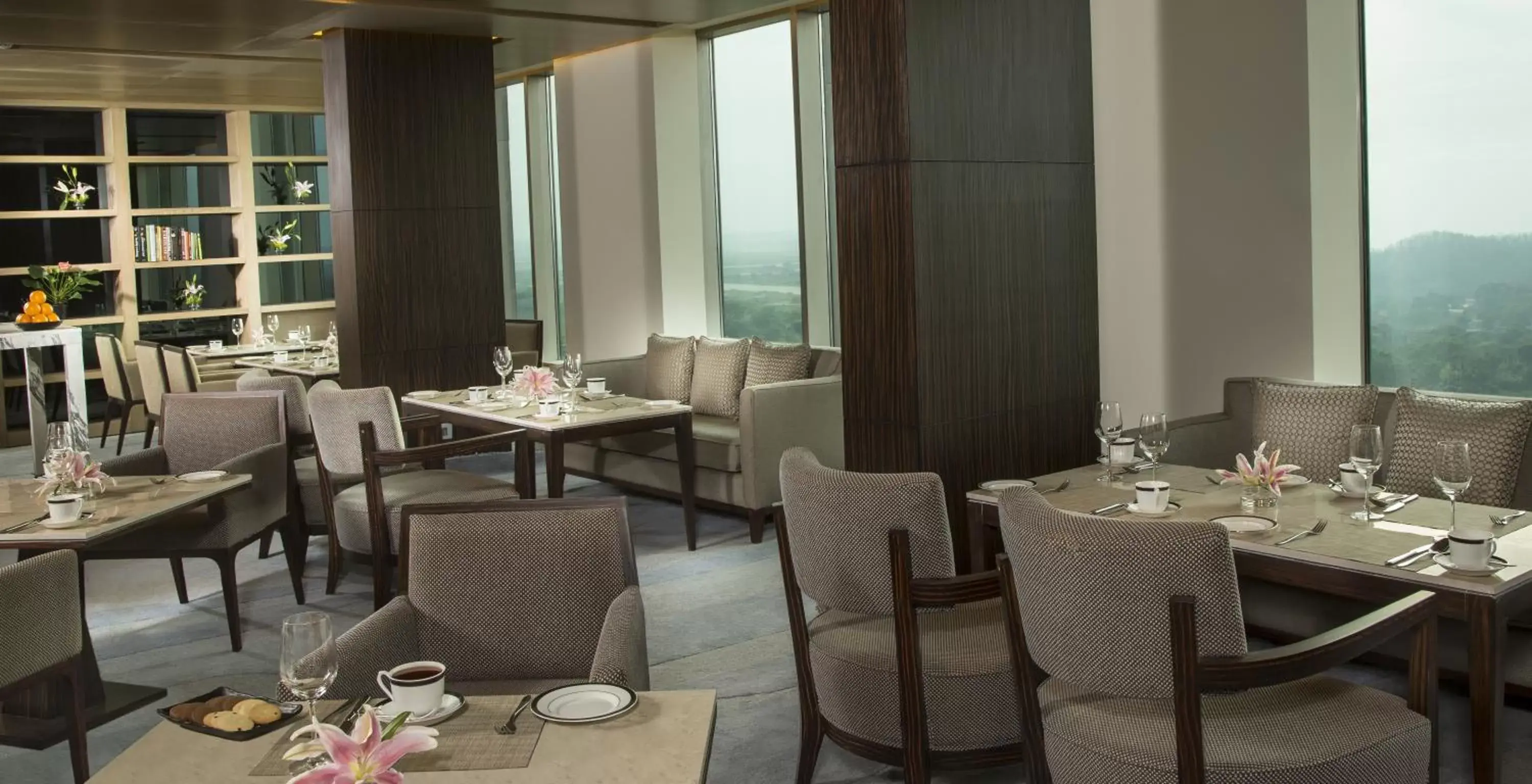 Lounge or bar, Restaurant/Places to Eat in Radisson Blu Hotel Guwahati