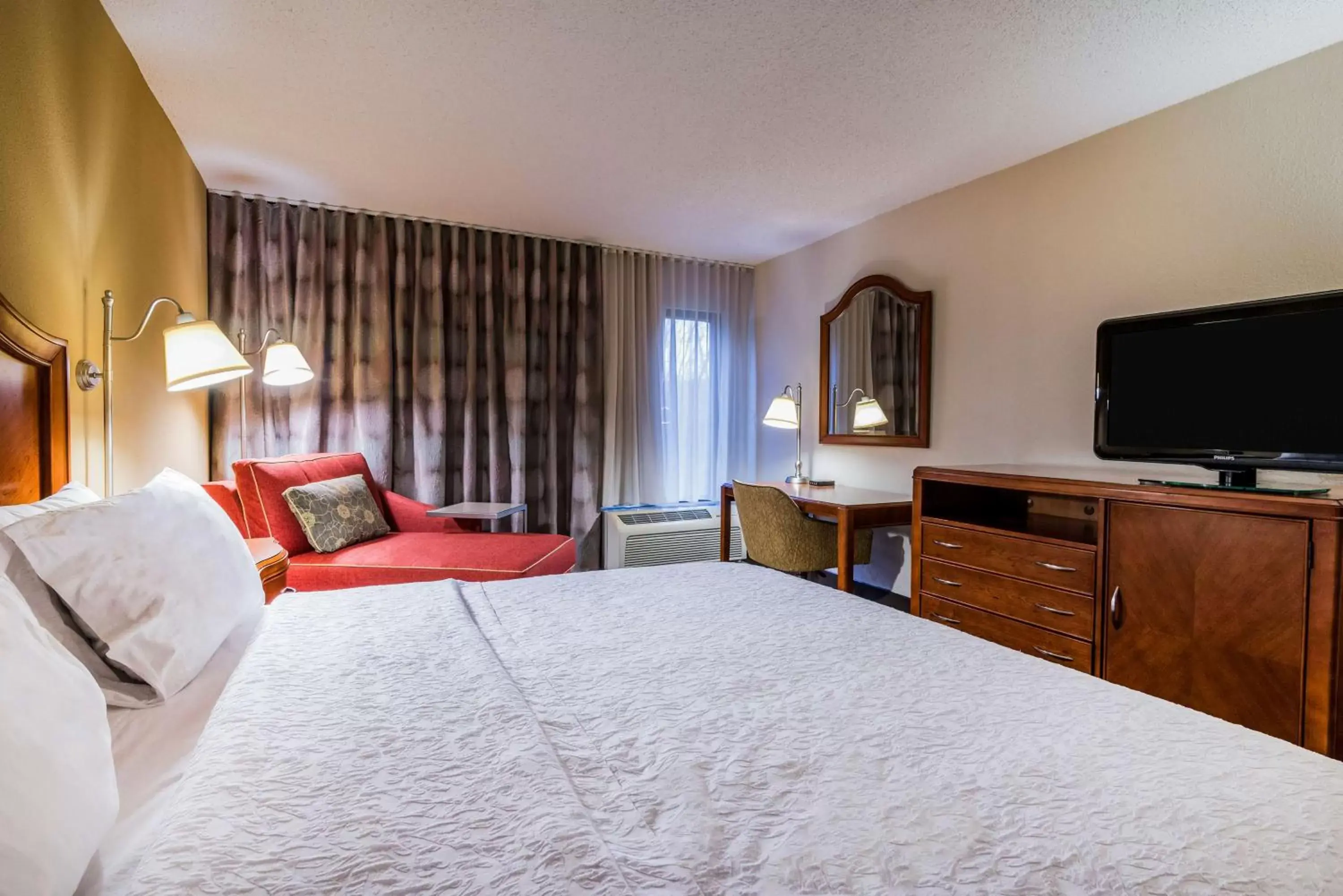 Bedroom, Bed in Hampton Inn Roanoke/Hollins - I-81