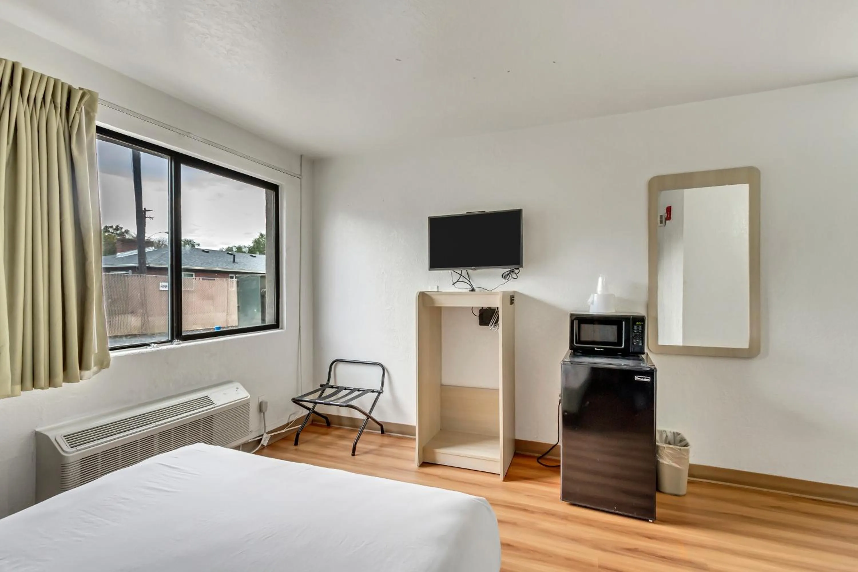 Photo of the whole room, Bed in Motel 6 Ogden, UT- Downtown