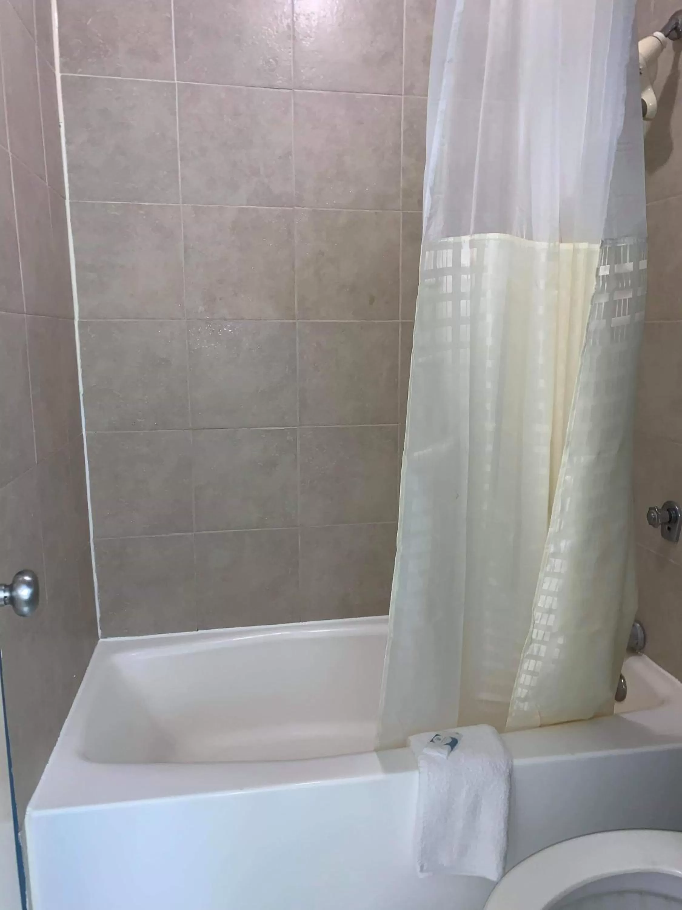 Bathroom in Best Price Motel & Suites