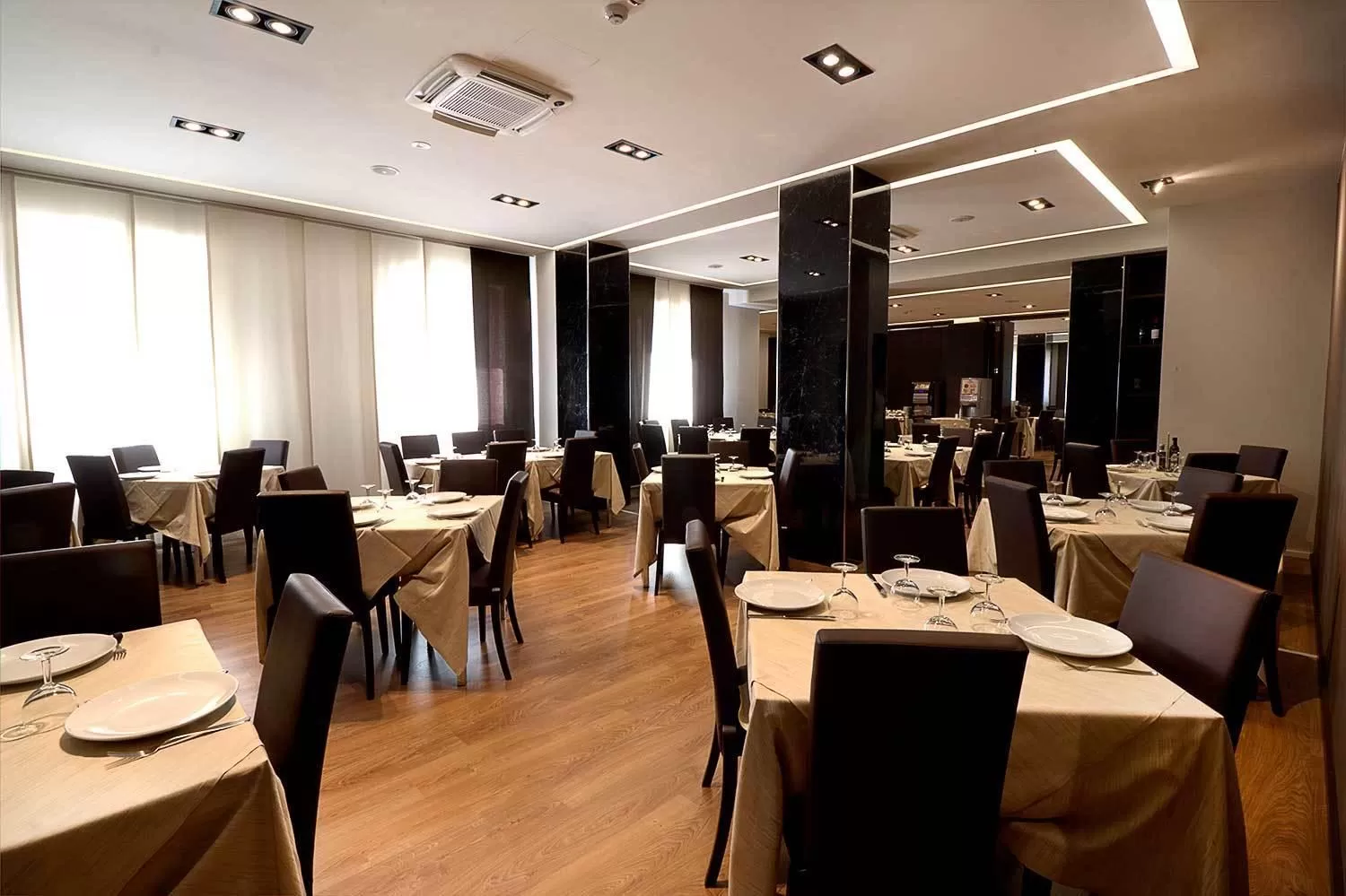 Restaurant/places to eat in Hotel Park