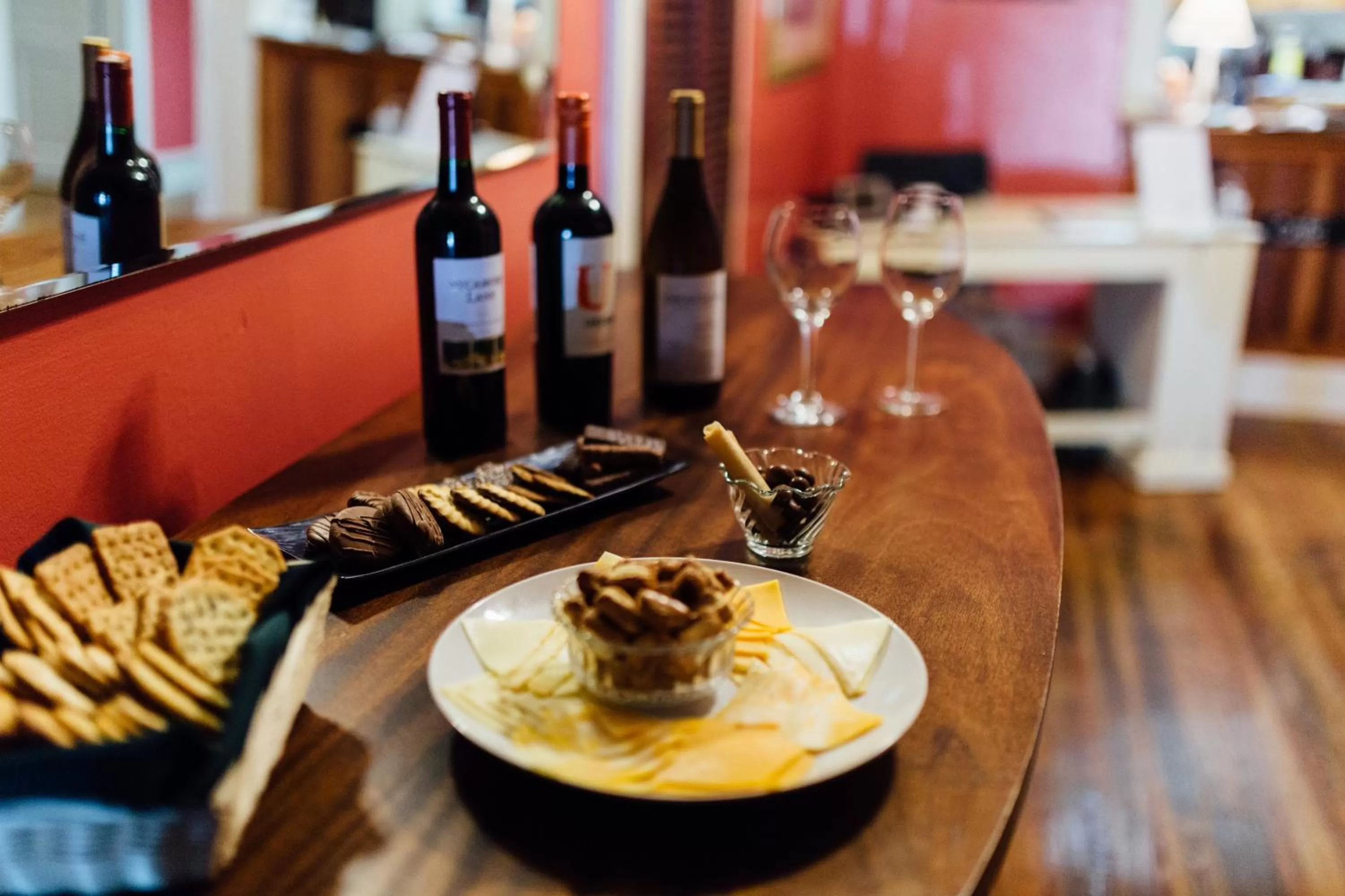 Restaurant/places to eat, Drinks in The Charleston Inn