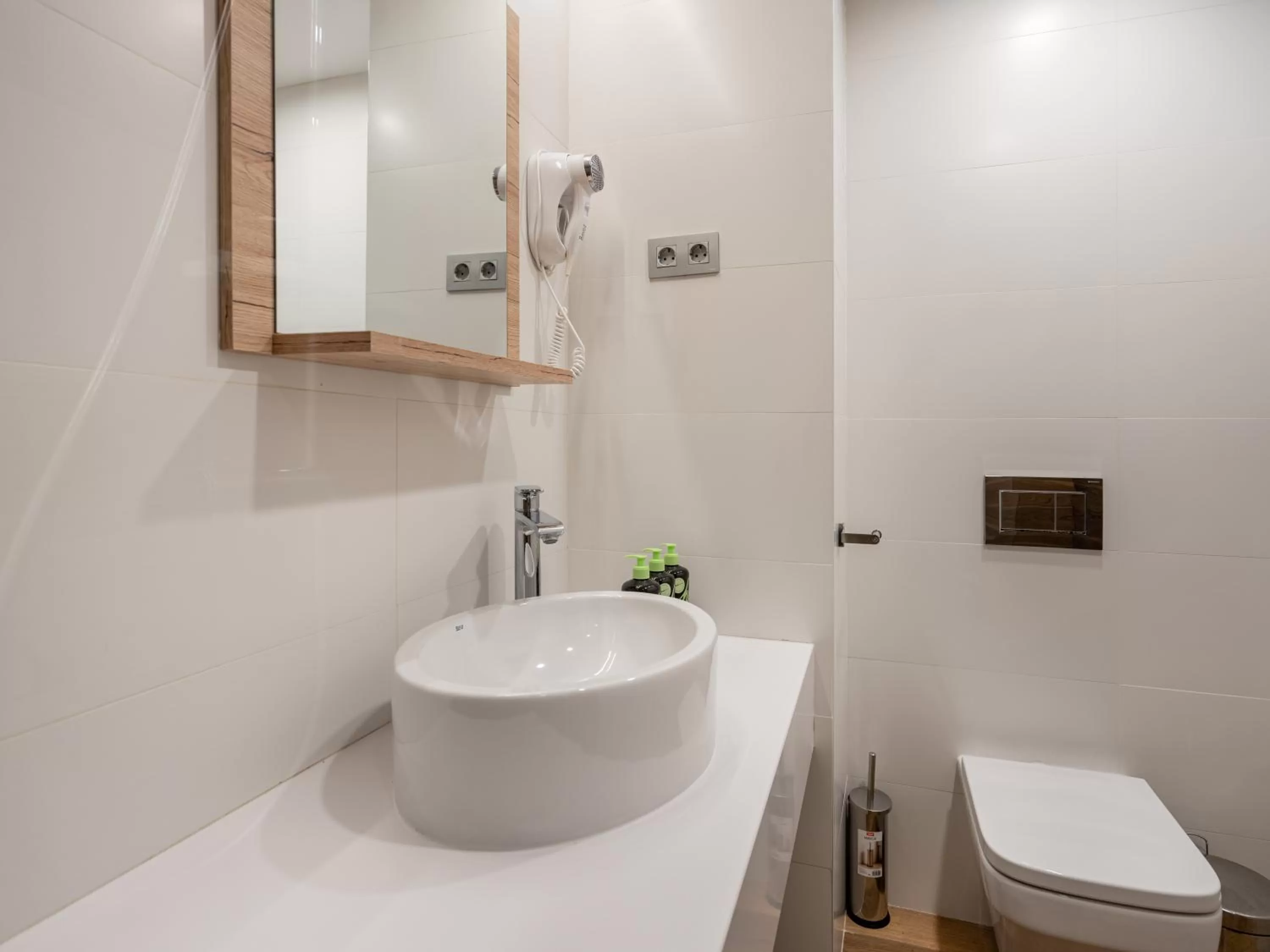 Bathroom in Limehome Barcelona Carrer de Fontcoberta - Digital Access