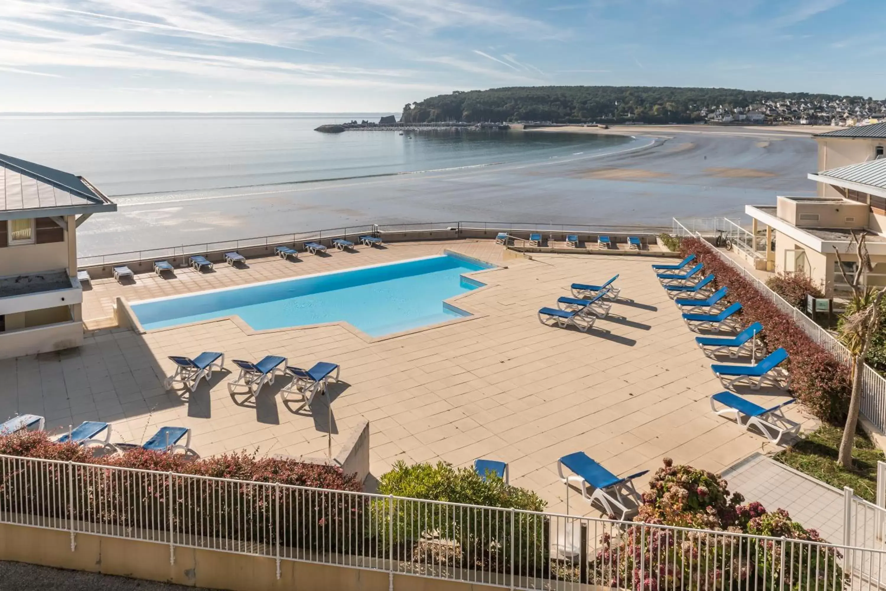 Property building, Pool View in Résidence Pierre & Vacances Cap-Morgat