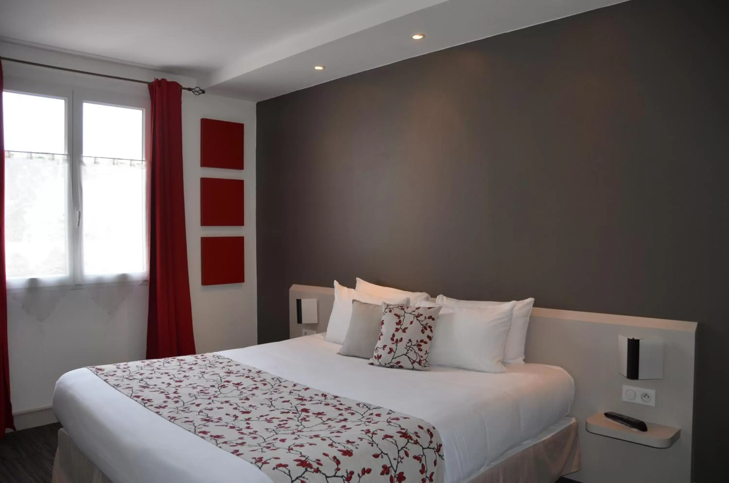 Photo of the whole room, Bed in Hotel et Spa Les Cleunes Oléron