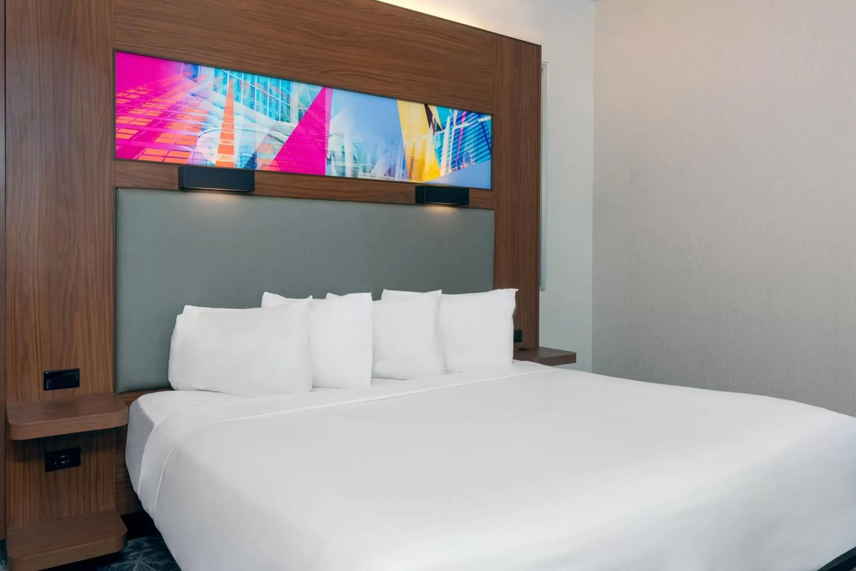 Photo of the whole room, Bed in Aloft Orlando Downtown
