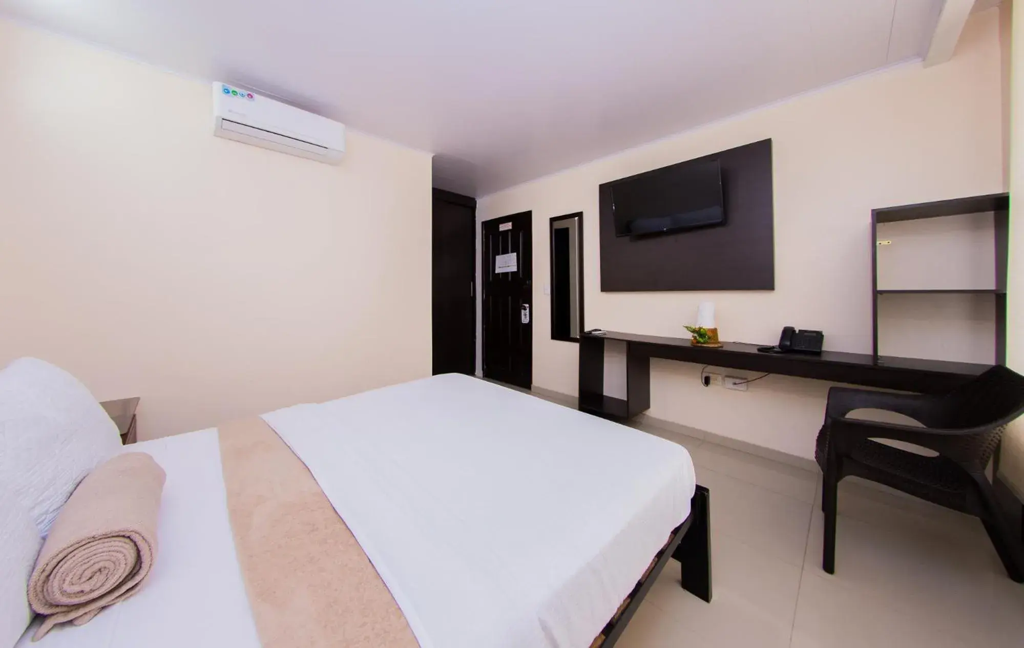 Bed in Hotel Marina Suites By GEH Suites