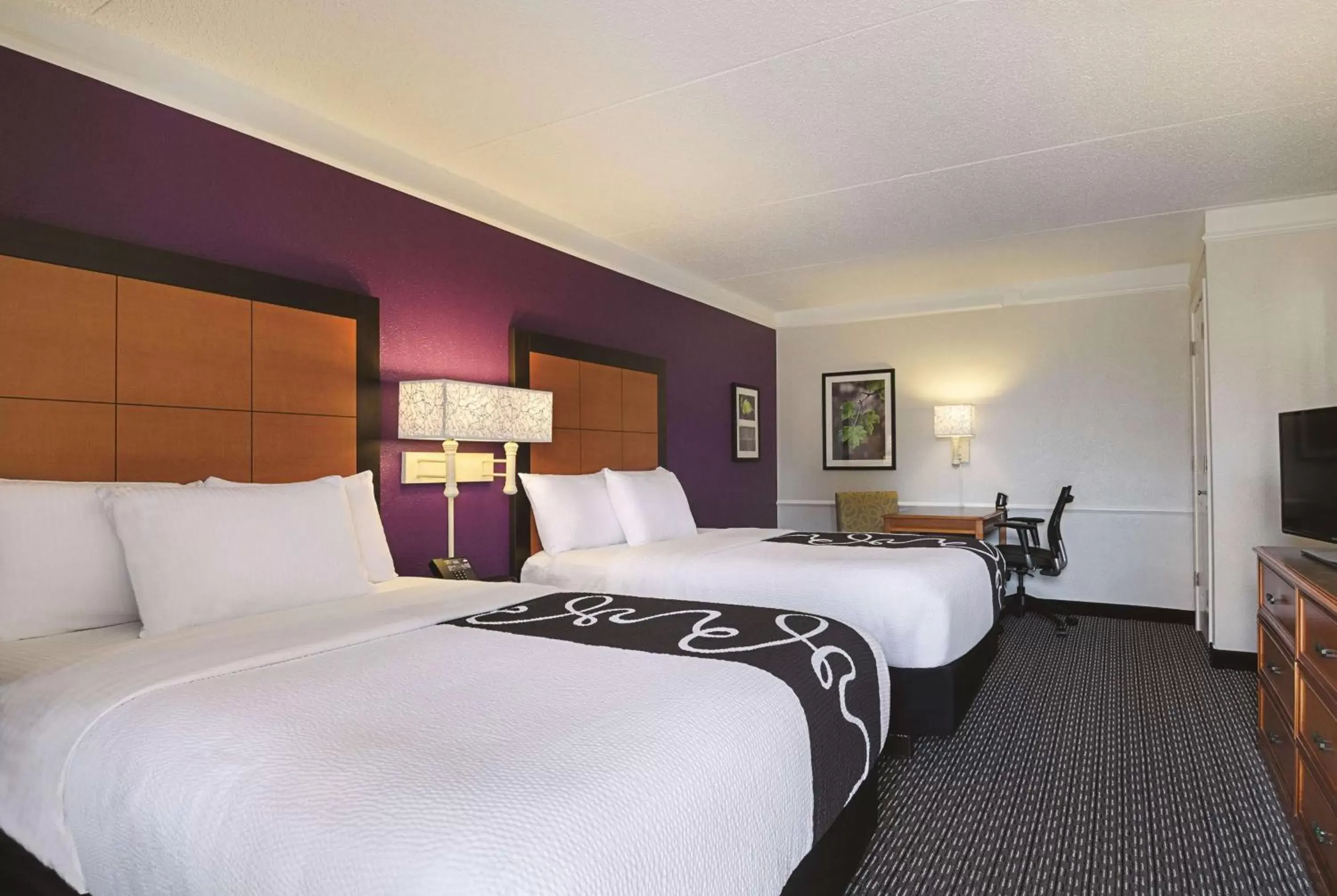 Photo of the whole room, Bed in La Quinta Inn & Suites by Wyndham University Area Chapel Hill