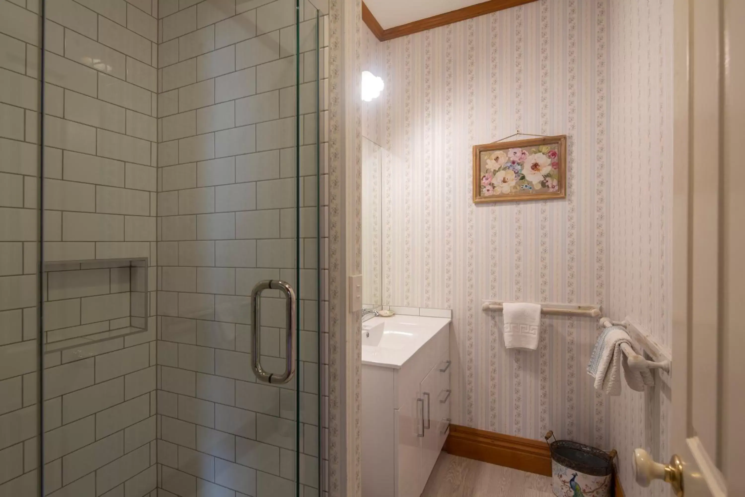 Bathroom in Settlers Cottage Motel