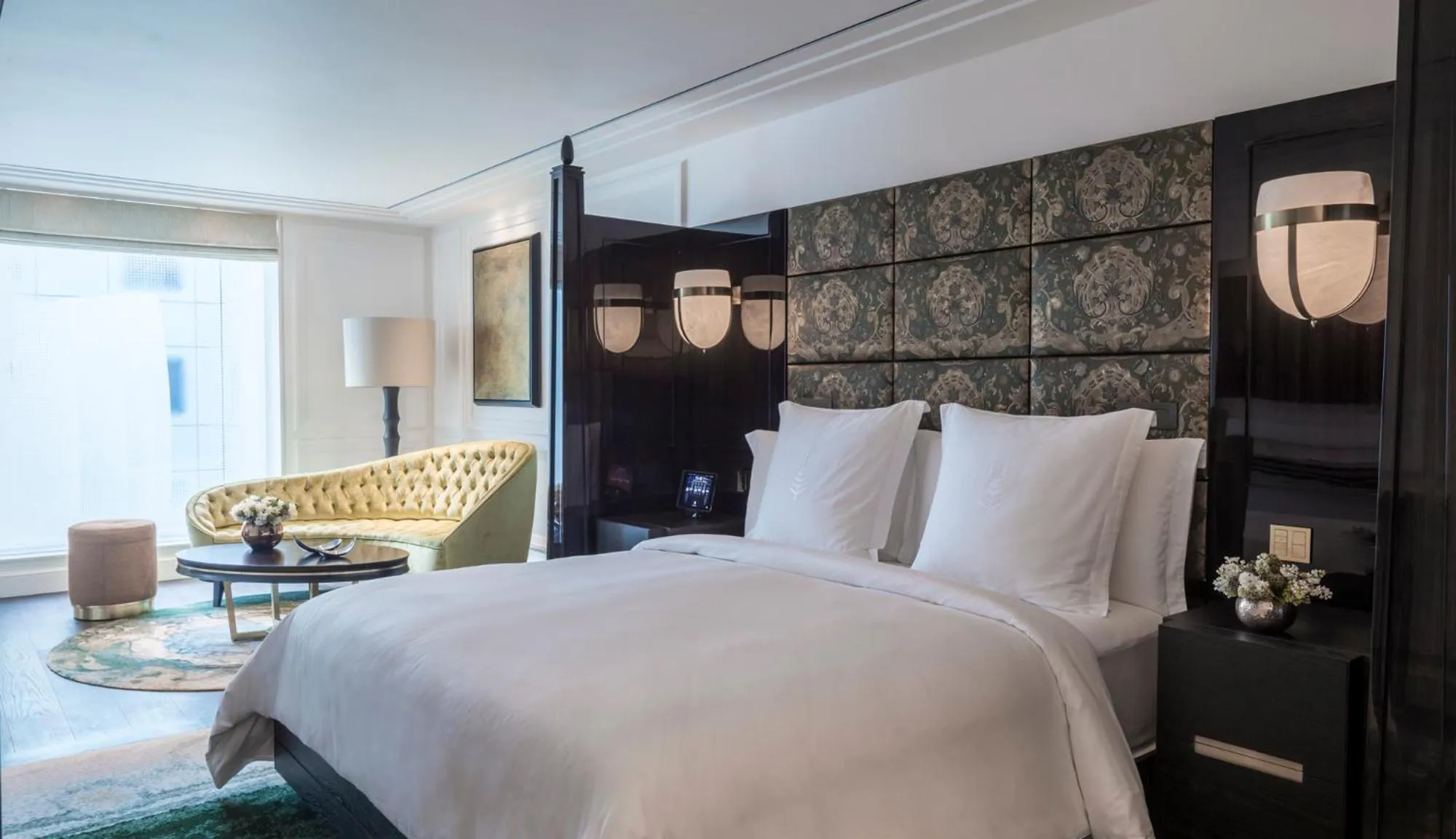 Photo of the whole room, Bed in Four Seasons Hotel London at Tower Bridge