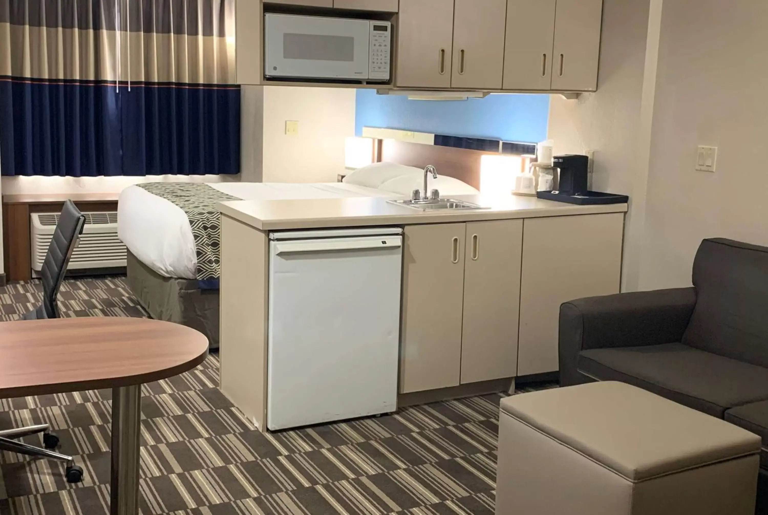 Photo of the whole room, Kitchen/Kitchenette in Microtel Inn & Suites by Wyndham Fond Du Lac
