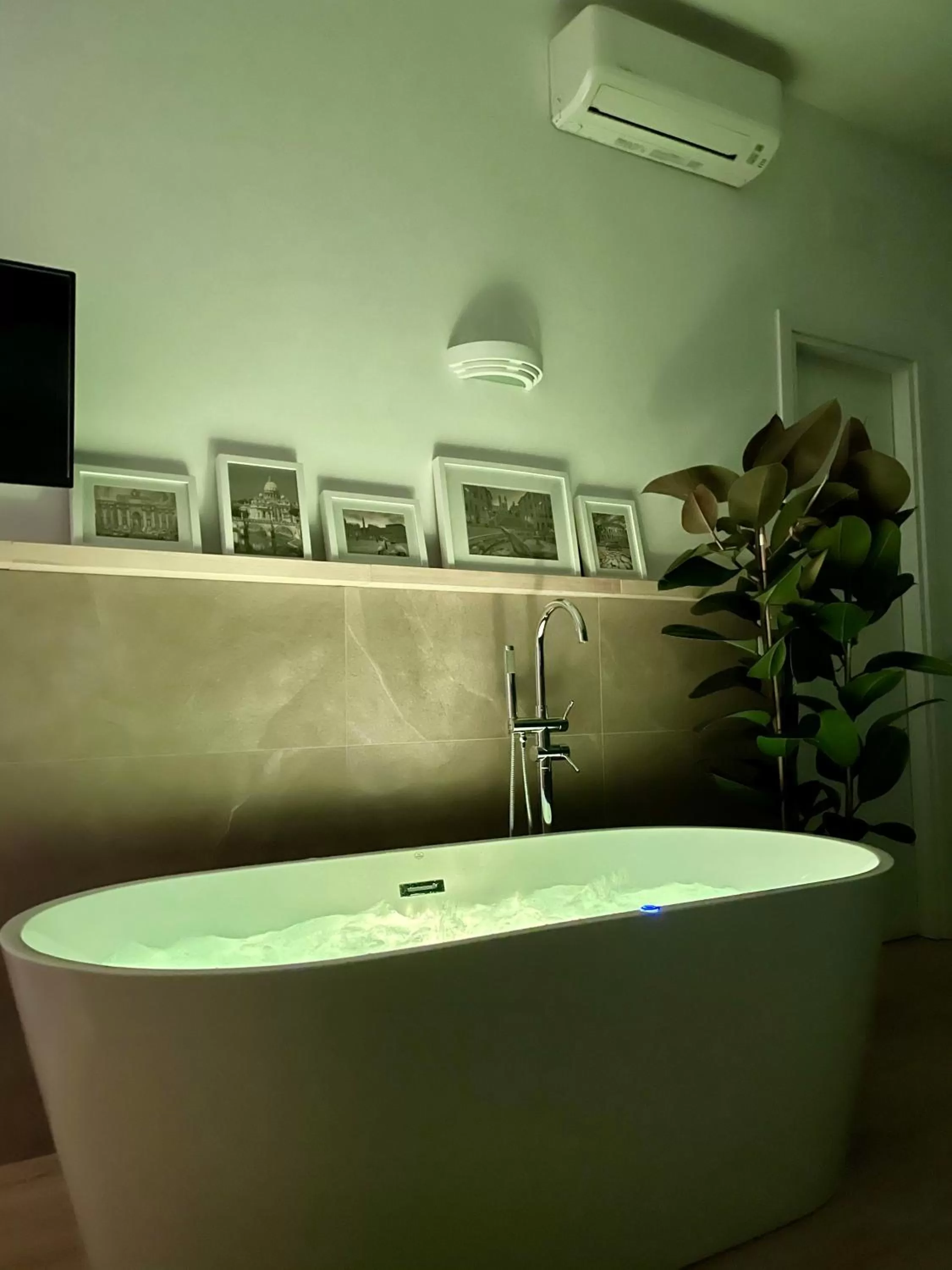 Hot Tub in Le Coq Suites