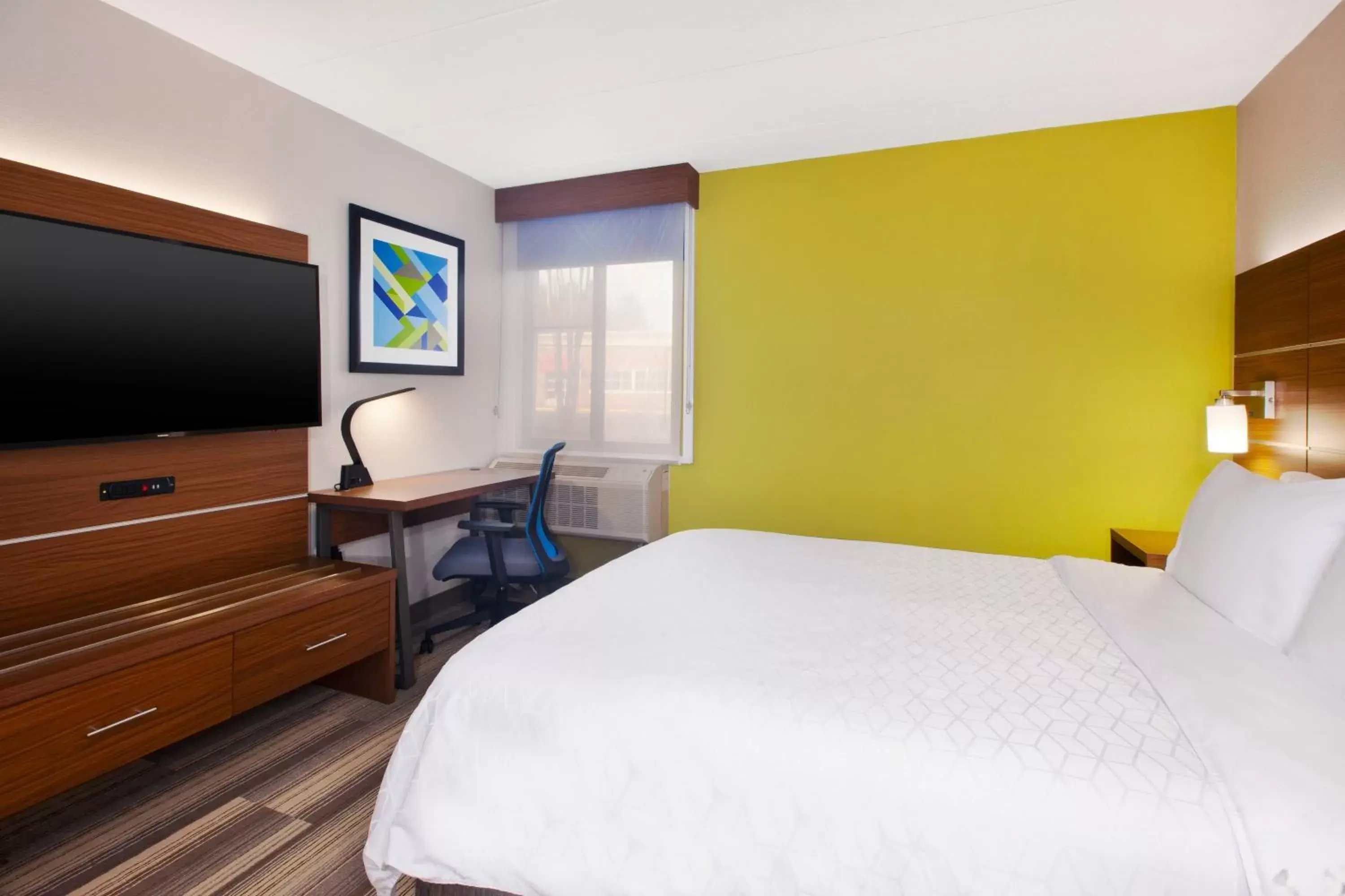 Photo of the whole room, Bed in Holiday Inn Express Fairfax-Arlington Boulevard, an IHG Hotel