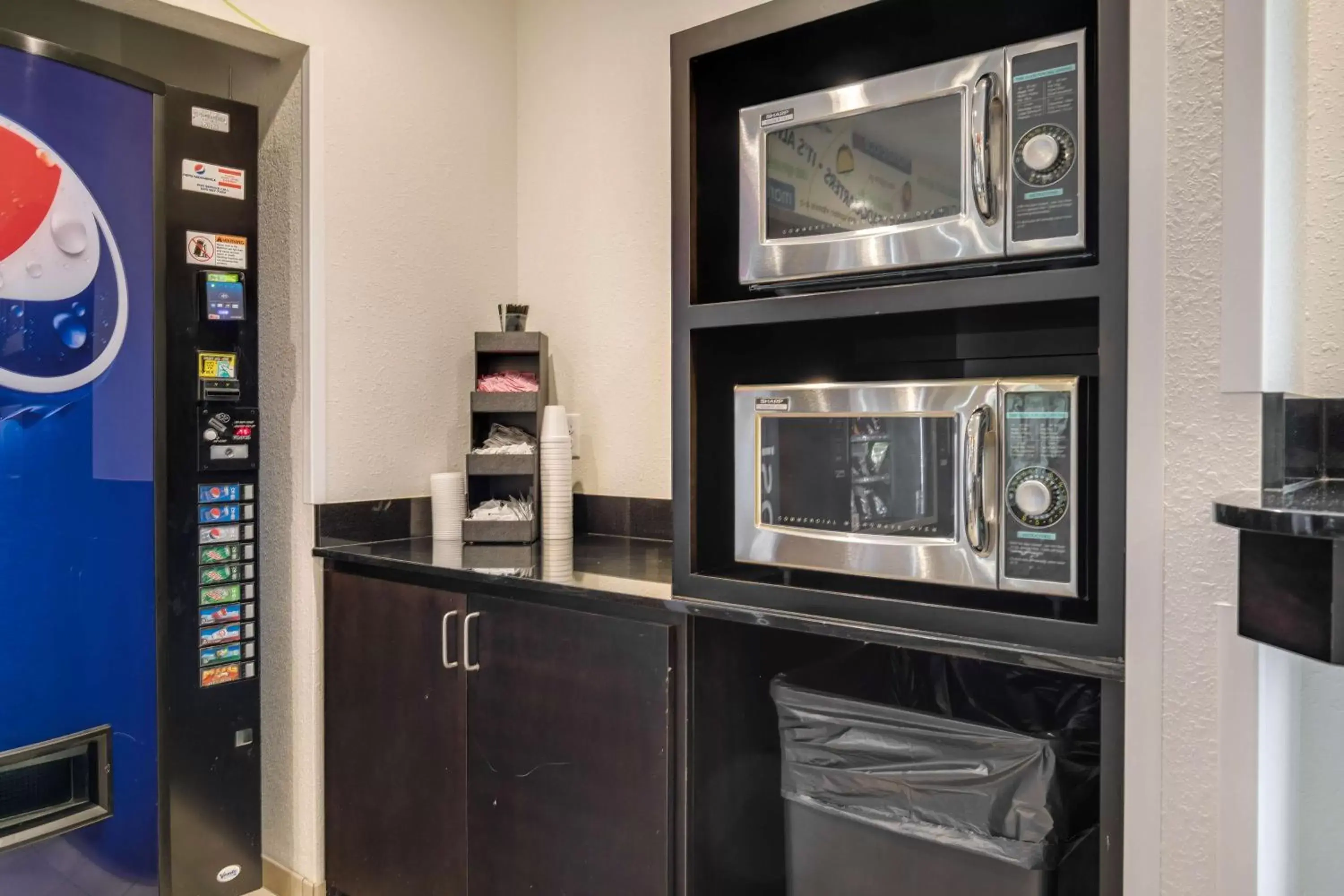 Property building in Motel 6 Poplar Bluff, MO Property building in Motel 6 Poplar Bluff, MO