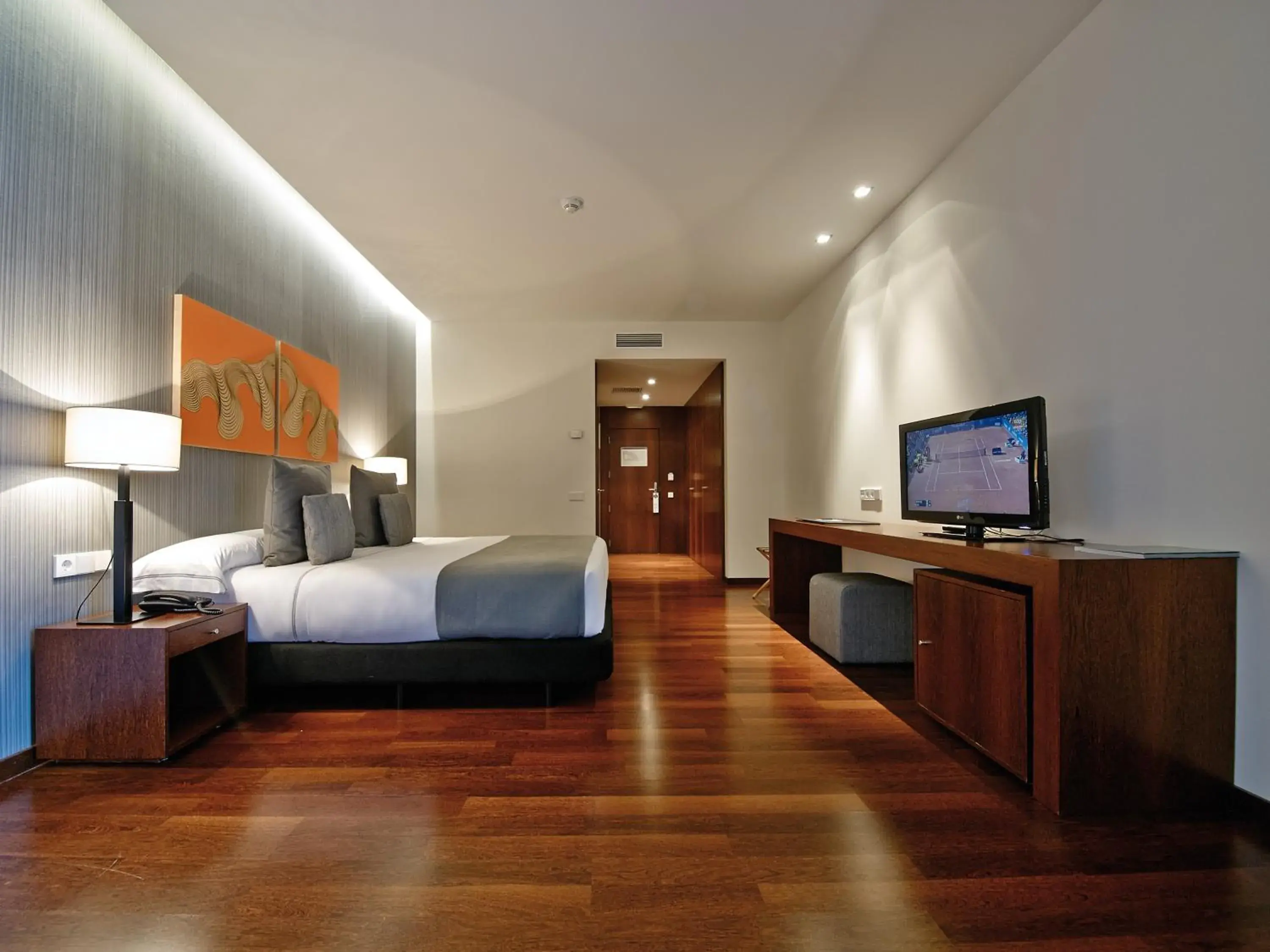 Bedroom, TV/Entertainment Center in Hotel Carris Marineda