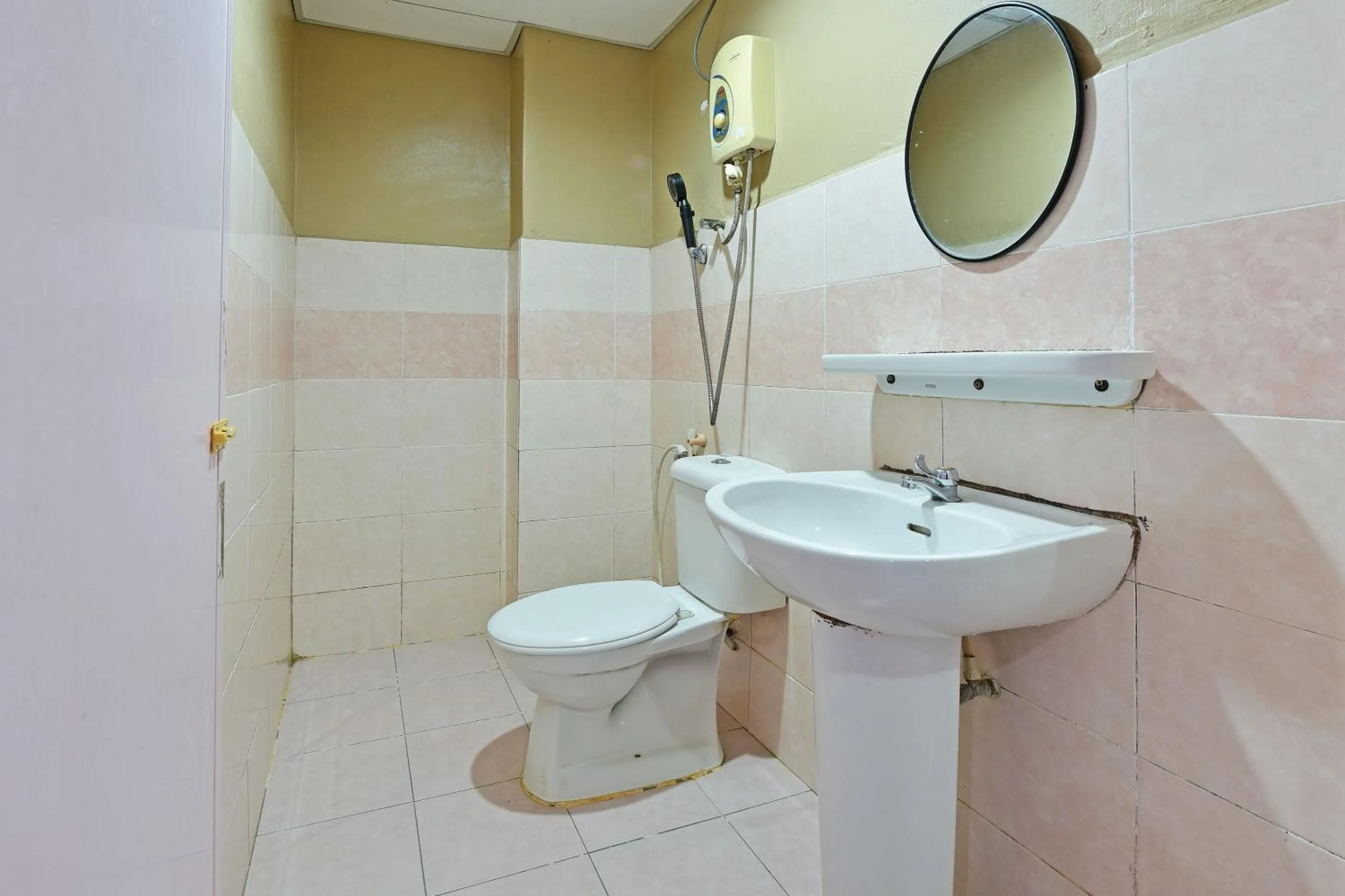 Bathroom in OYO 90846 Hotel Akasia