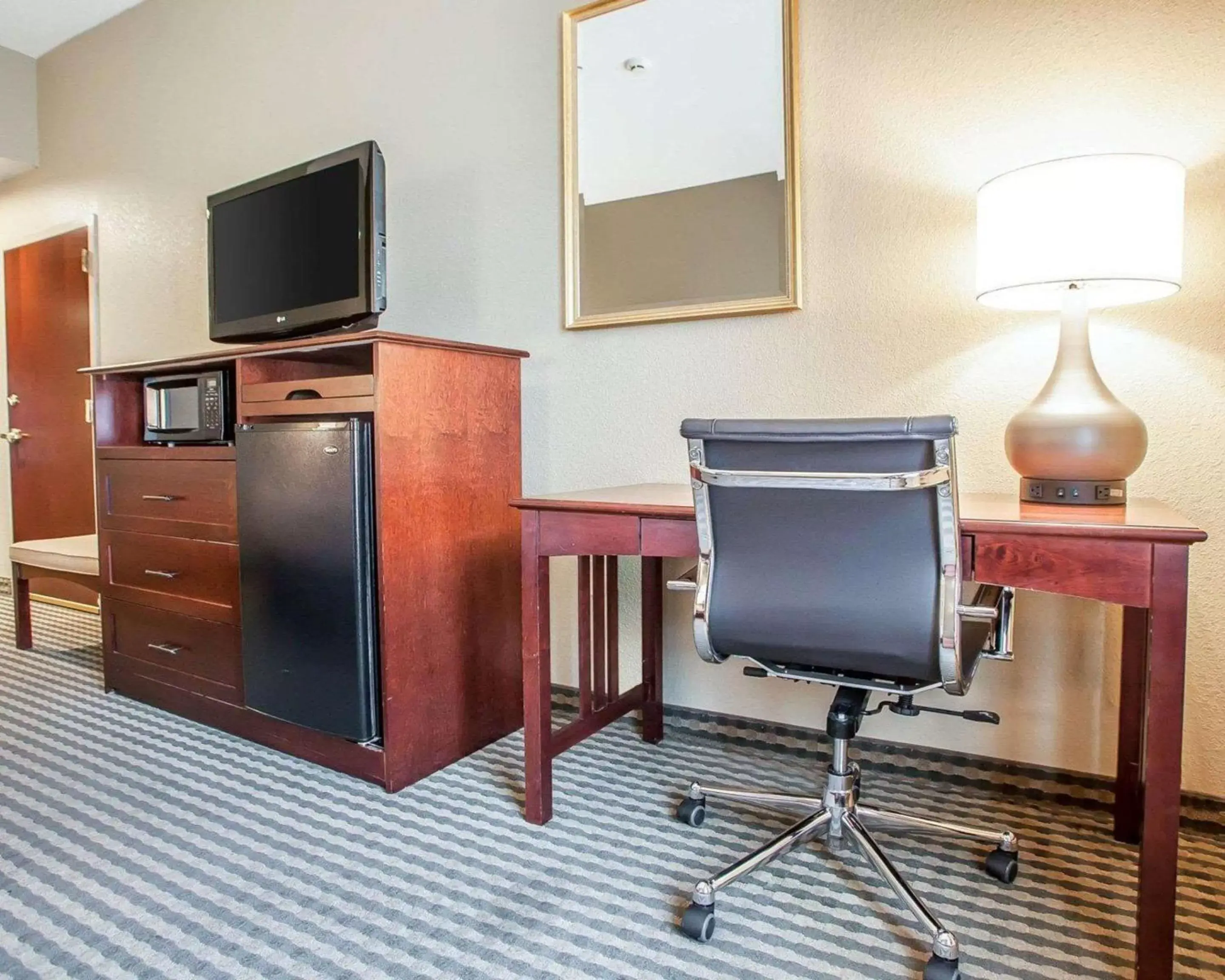 Photo of the whole room, TV/Entertainment Center in Comfort Inn & Suites Carneys Point