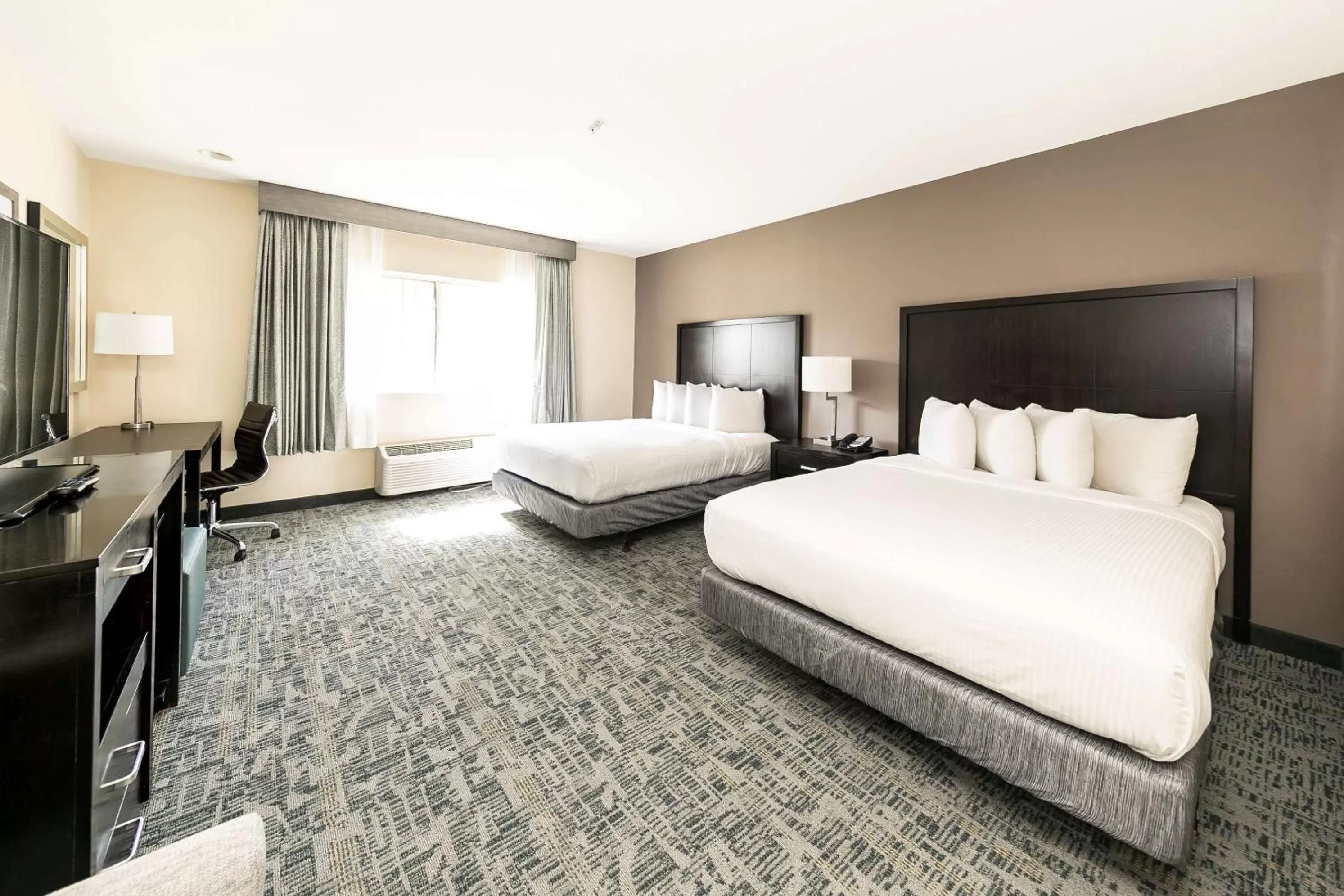 Bedroom in Best Western Inn & Suites San Diego Zoo -SeaWorld Area