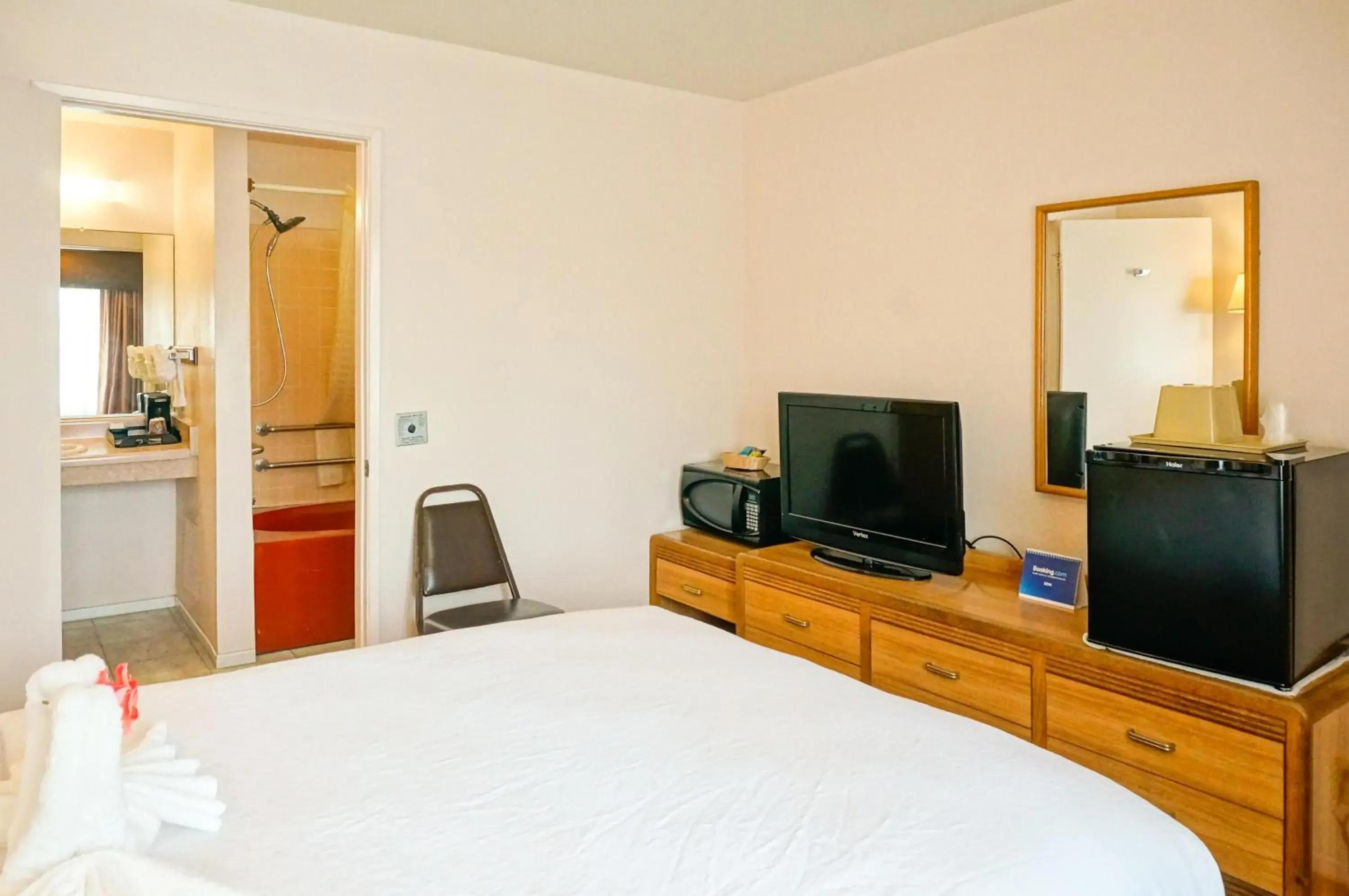 Bed, TV/Entertainment Center in OceanView Motel