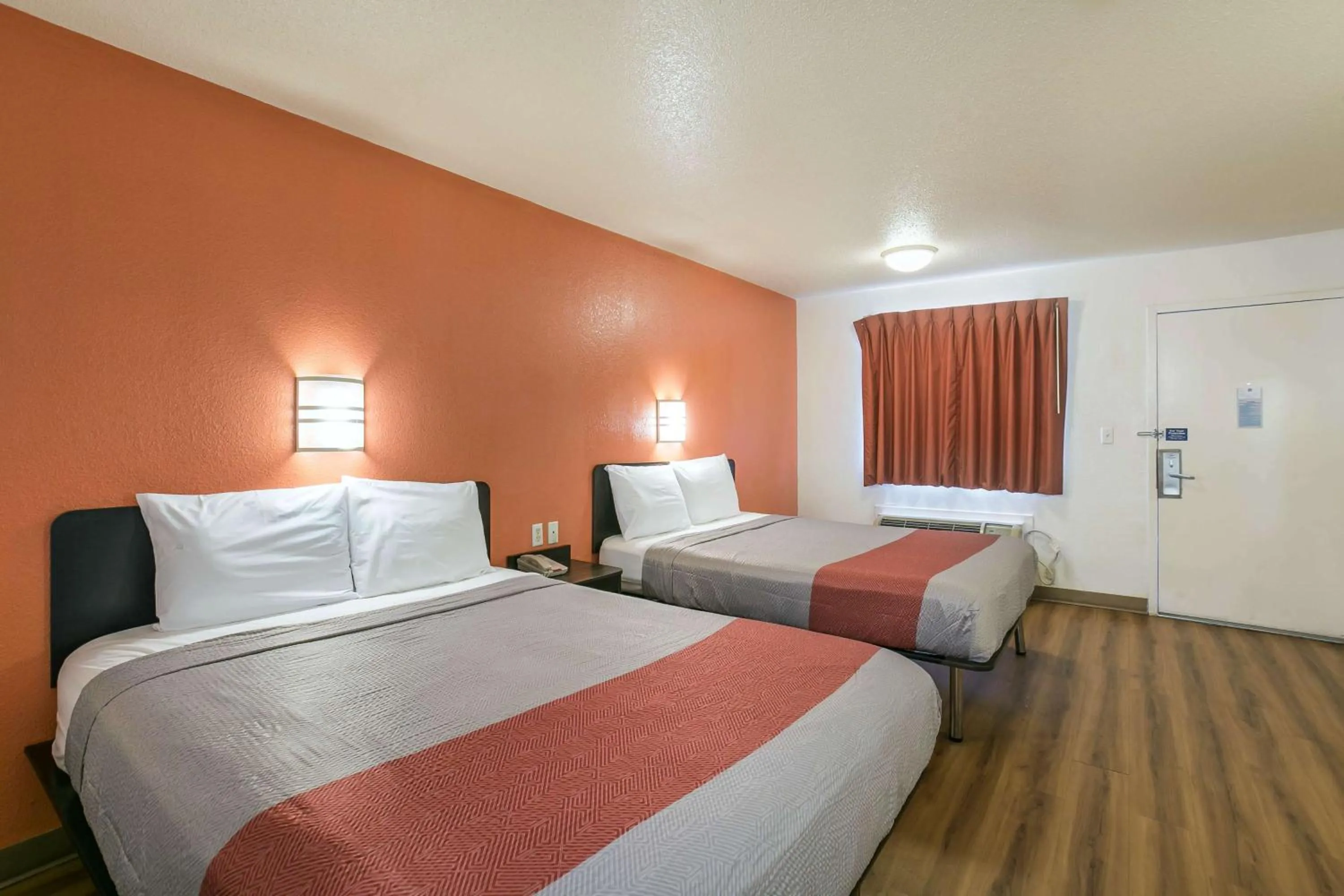 Photo of the whole room, Bed in Motel 6-Dothan, AL